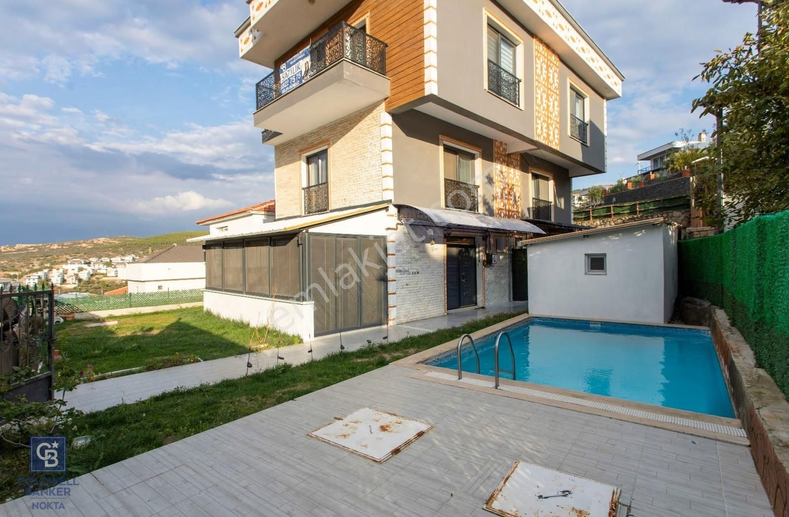 Yenifoça'da Eşyalı Satılık Müstakil 3+1 Havuzlu Tripleks - Görsel 34