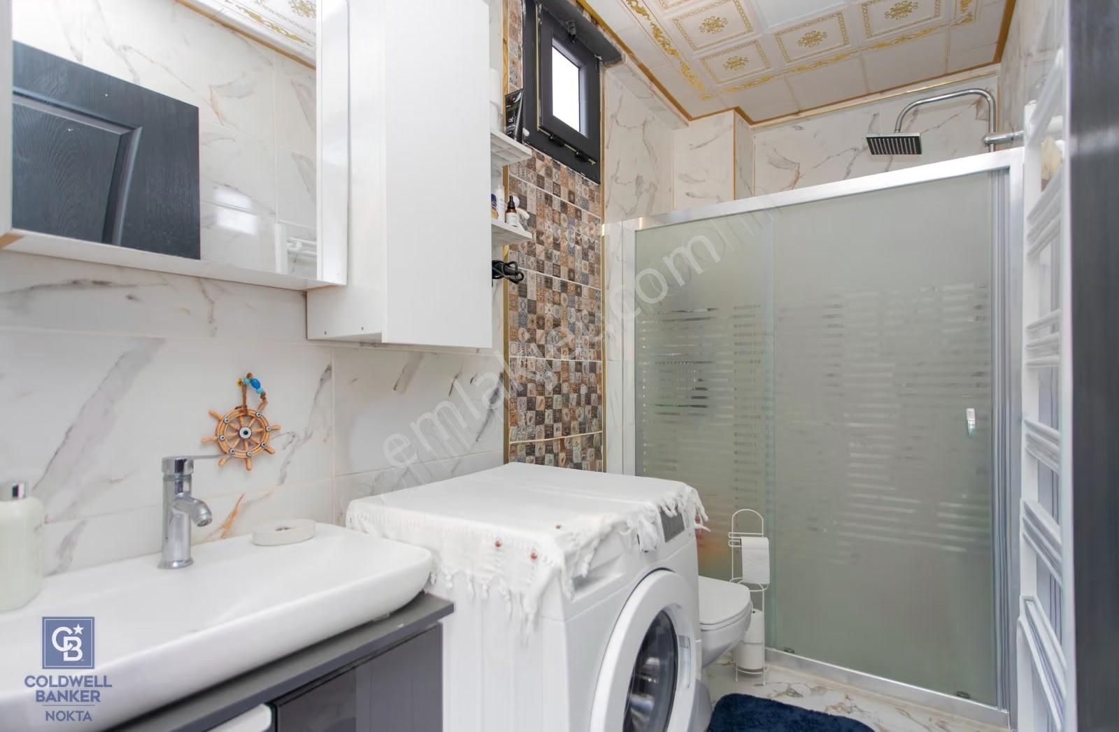 Yenifoça'da Eşyalı Satılık Müstakil 3+1 Havuzlu Tripleks - Görsel 27