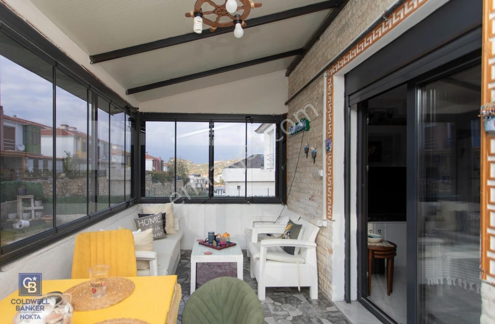 Yenifoça'da Eşyalı Satılık Müstakil 3+1 Havuzlu Tripleks - Görsel 18