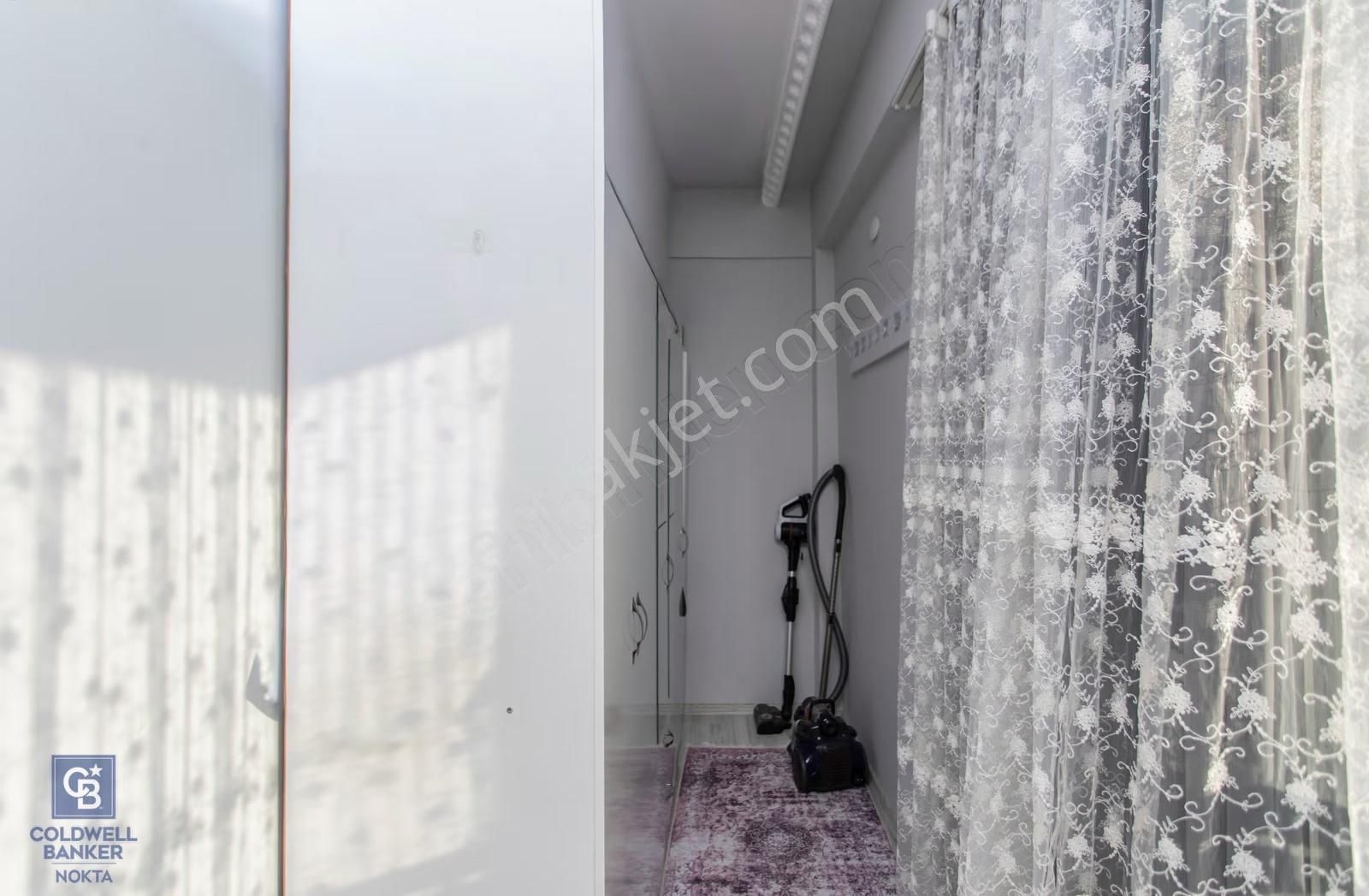 Yenifoça'da Eşyalı Satılık Müstakil 3+1 Havuzlu Tripleks - Görsel 30