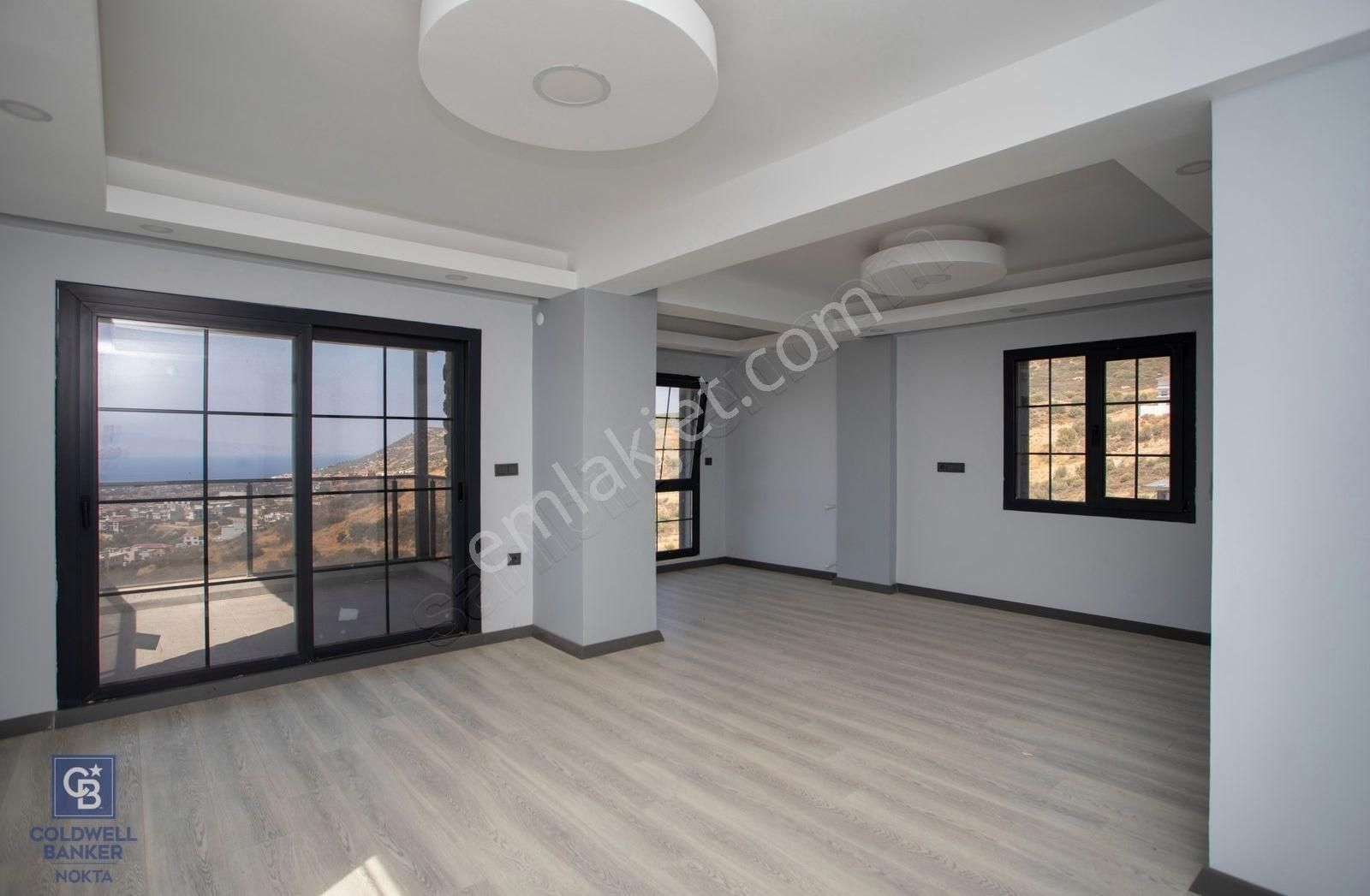 Yenifoça'da Deniz Manzaralı Müstakil Havuzlu 3+1 Tripleks Villa - Görsel 16