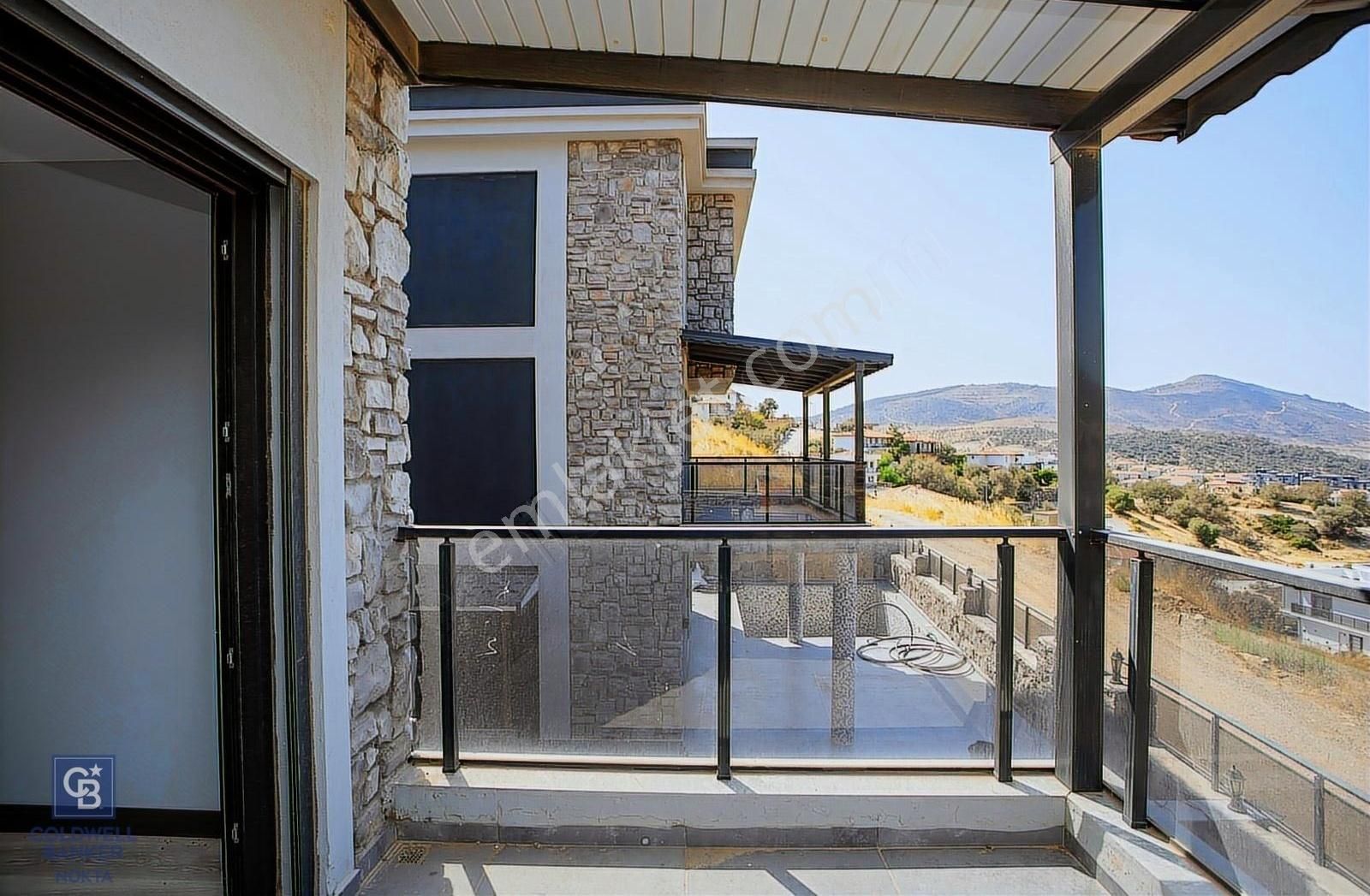 Yenifoça'da Deniz Manzaralı Müstakil Havuzlu 3+1 Tripleks Villa - Görsel 8