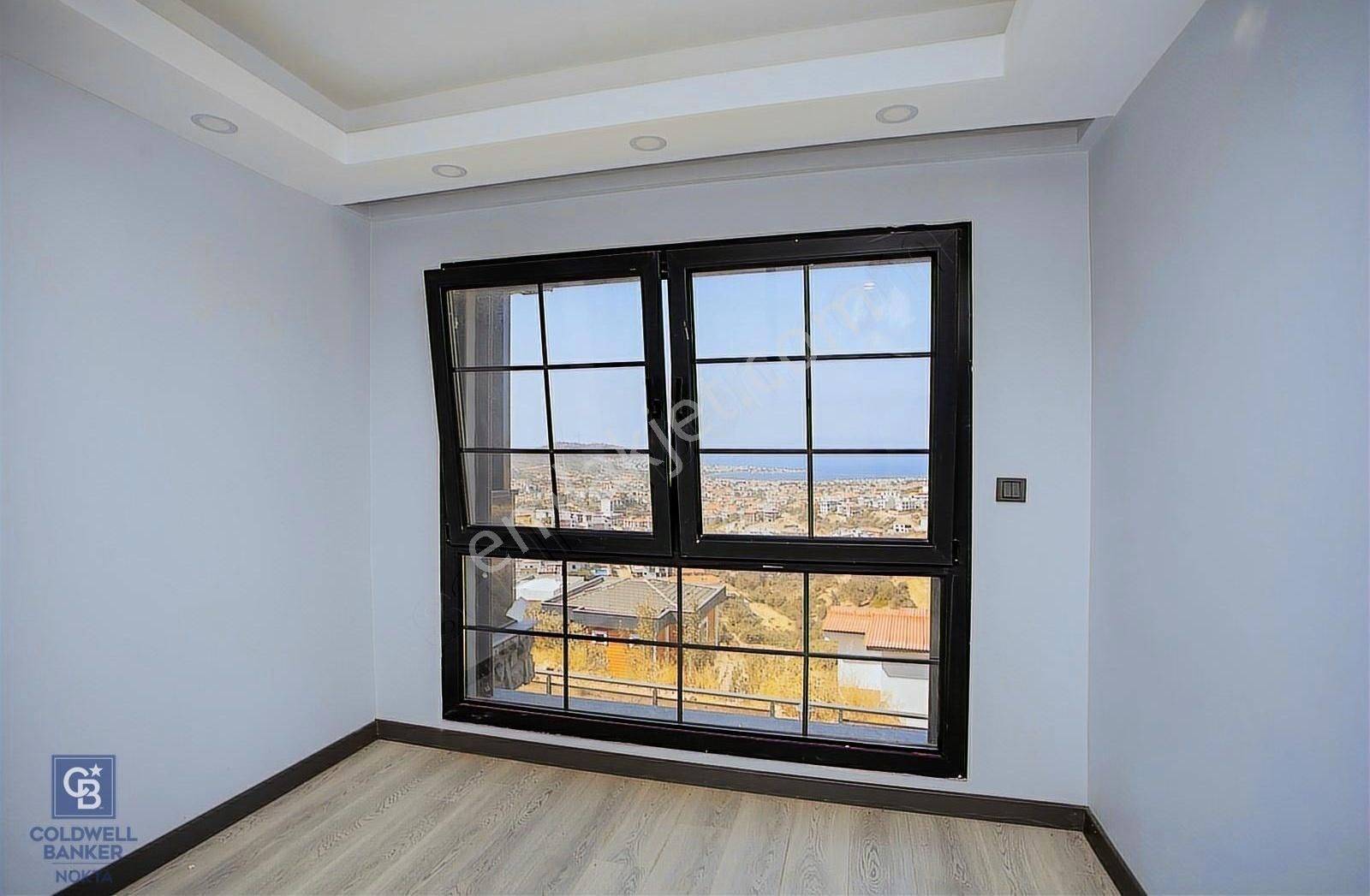 Yenifoça'da Deniz Manzaralı Müstakil Havuzlu 3+1 Tripleks Villa - Görsel 12