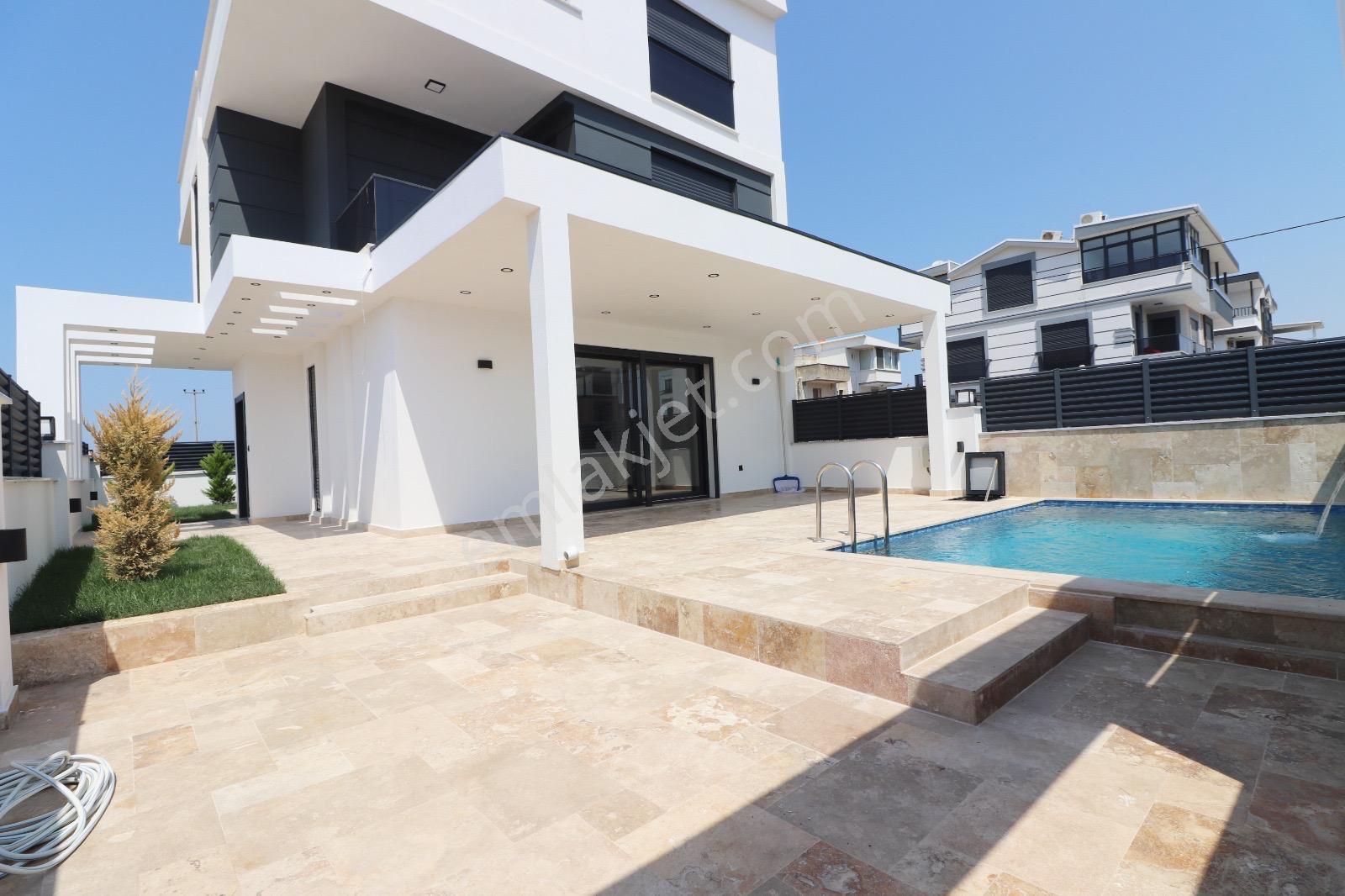 Didim Efeler'de Satılık Havuzlu Güvenlikli Bahçeli Villa