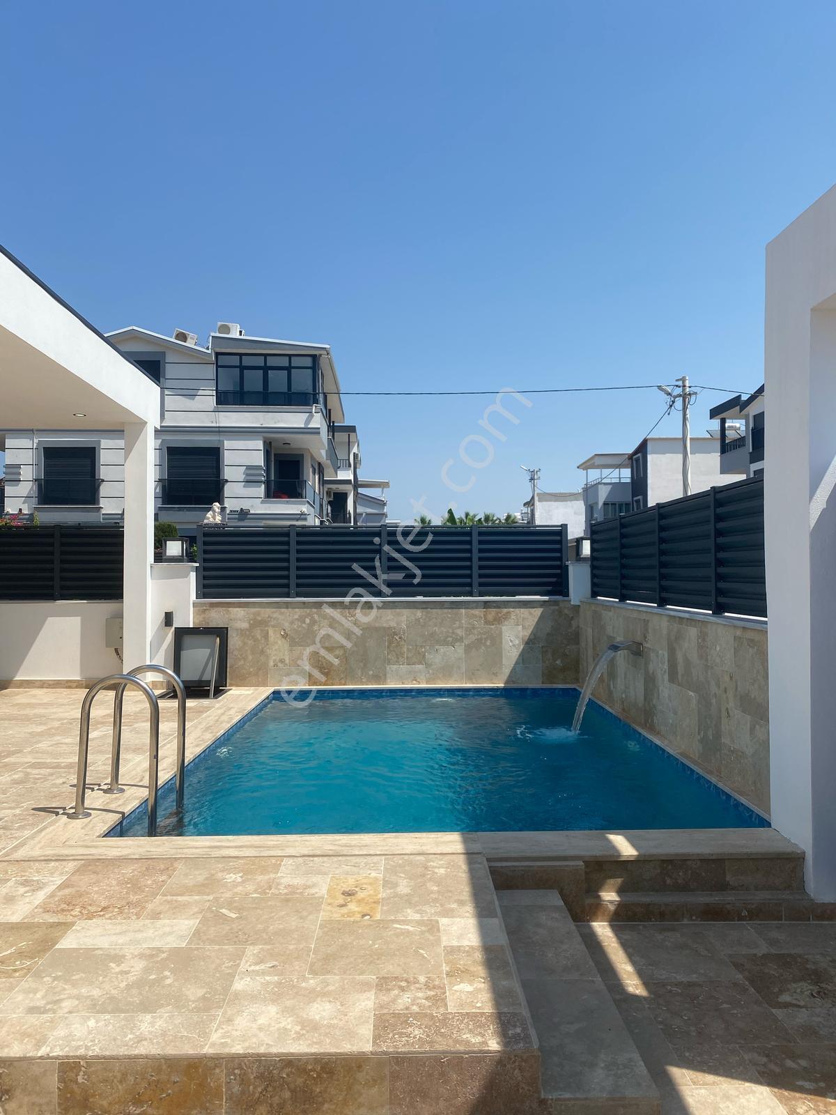 Didim Efeler'de Satılık Havuzlu Güvenlikli Bahçeli Villa - Görsel 2