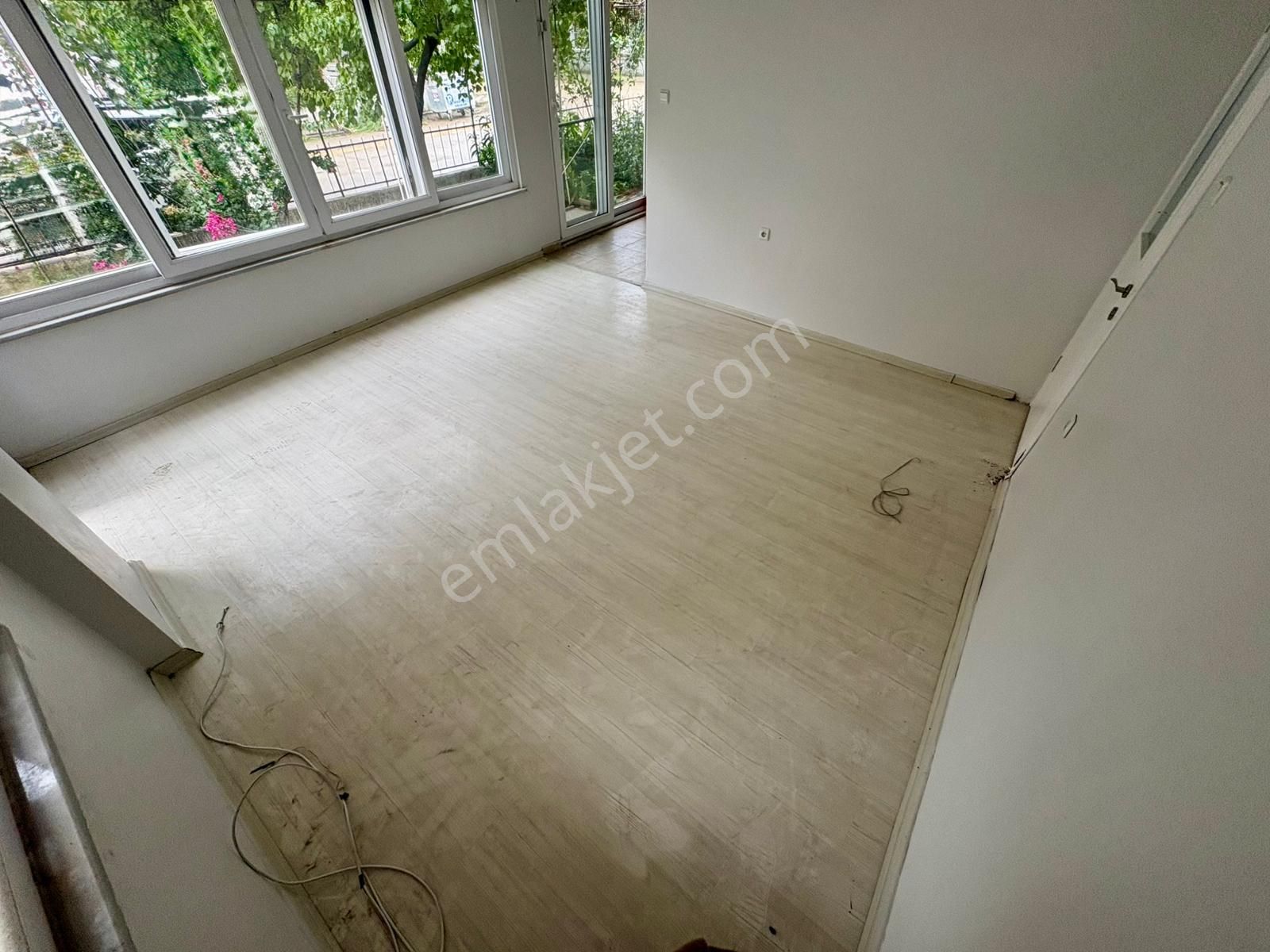 Akçay Sezgin Emlaktan Denize 200 Mt Bahçe Kullanımlı Satılık 3+1 Daire - Görsel 5