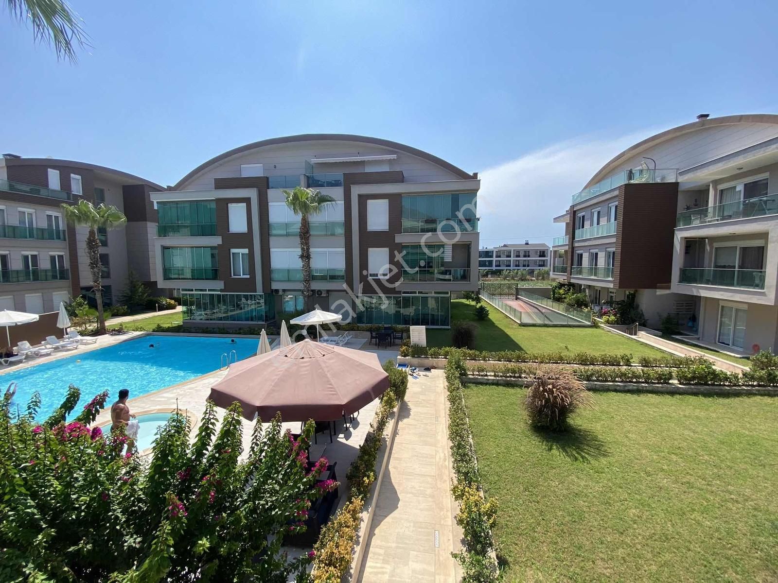 Güzeloba Lüks Site Havuz Cephe Ayrı Mutfak Ebeveyn Banyo