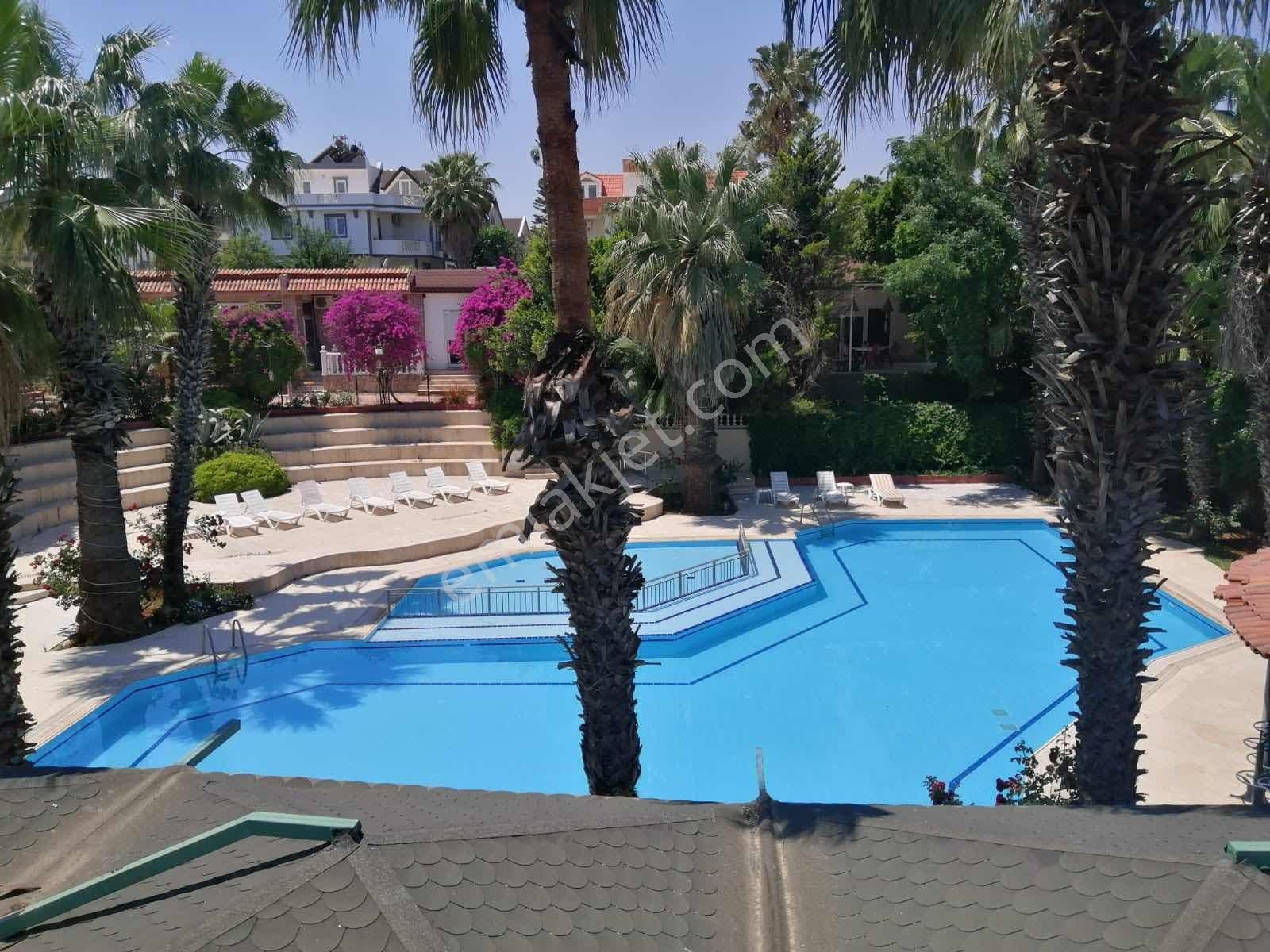 Altıntaş Satılık Villa Havuzlu Site İçerisinde