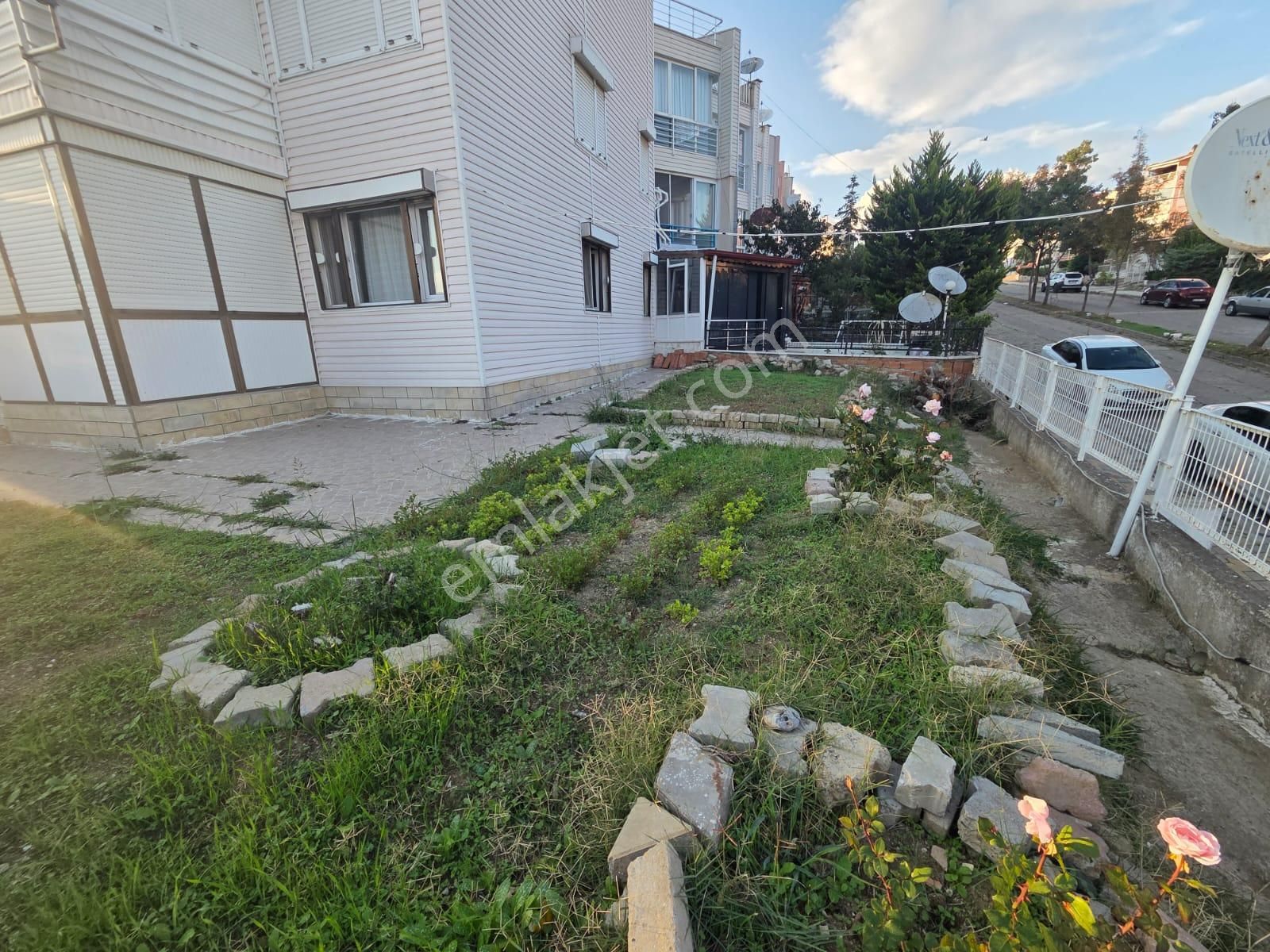 Haydar Emlaktan Yenicede Büyük Bahçeli,köşe,deniz Manz.havuzlu Sitede