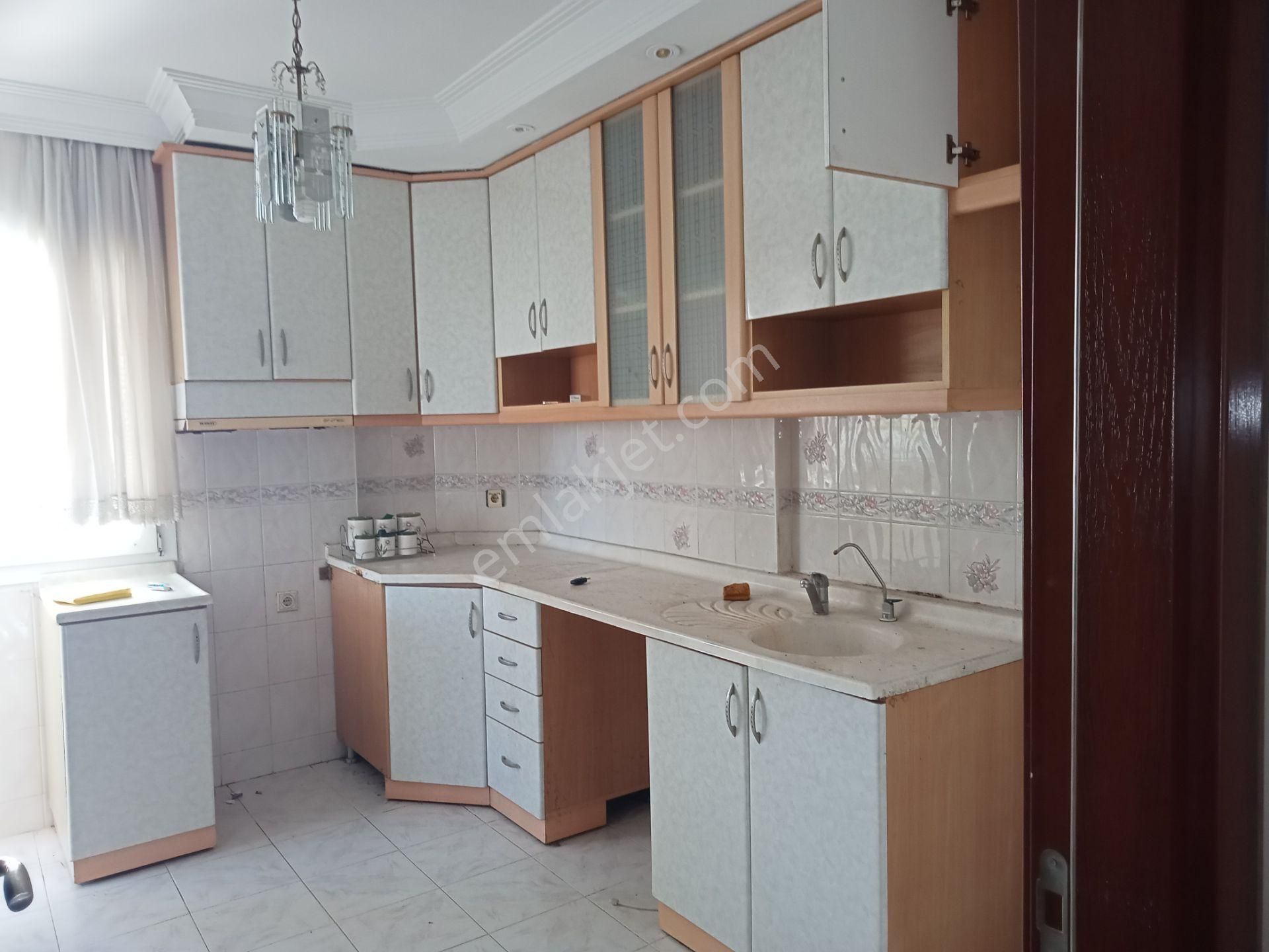 Satılık 3+1 Beyazevler De Odaları Geniş İskanlı Hasarsız Bina Site İçerisin De 4000000tl