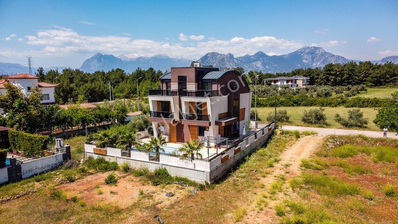 Yeşilbayır'da Özel Tasarım Geniş Ve Modern 6+1 Tripleks Villa - Görsel 7
