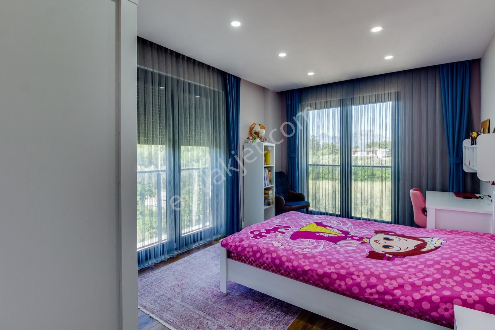 Yeşilbayır'da Özel Tasarım Geniş Ve Modern 6+1 Tripleks Villa - Görsel 26