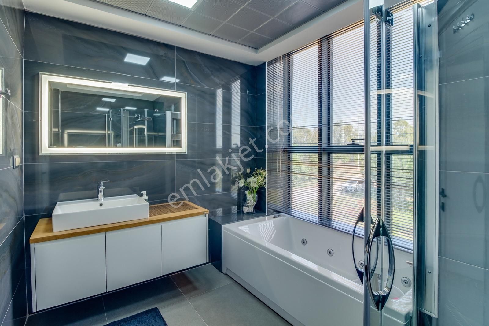 Yeşilbayır'da Özel Tasarım Geniş Ve Modern 6+1 Tripleks Villa - Görsel 31