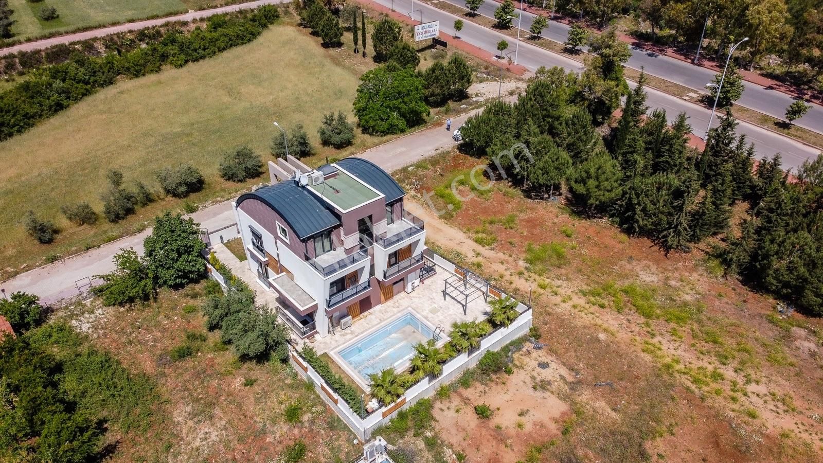 Yeşilbayır'da Özel Tasarım Geniş Ve Modern 6+1 Tripleks Villa - Görsel 5