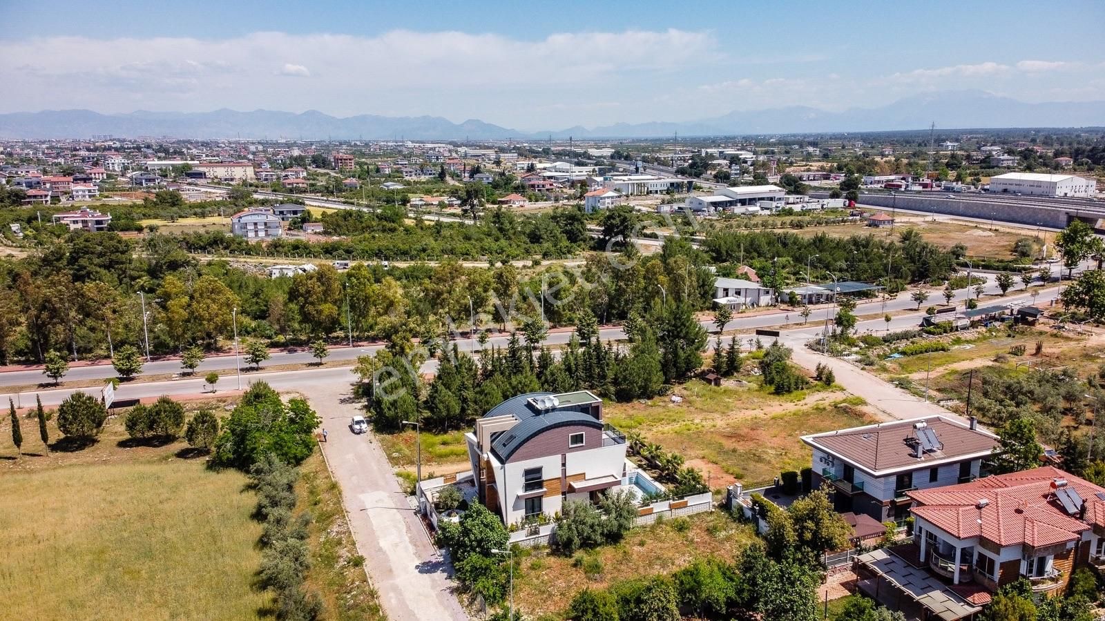 Yeşilbayır'da Özel Tasarım Geniş Ve Modern 6+1 Tripleks Villa - Görsel 4