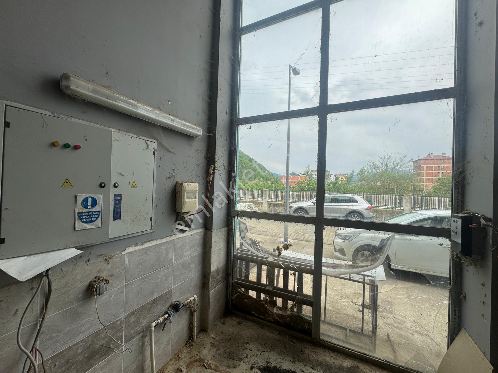 Trabzon Araklı Sanayi'de Satılık Galeri Katlı Dükkan - Görsel 9