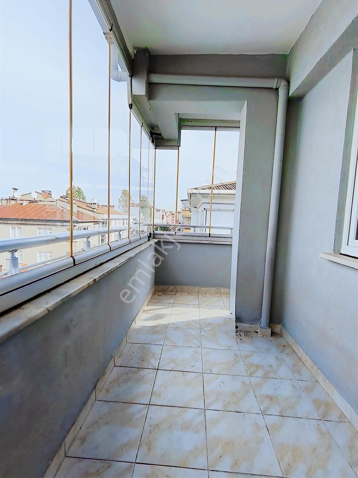 Karşıyaka Mahallesin'de Geniş Caddeye Yakın Satılık 3+1 Daire