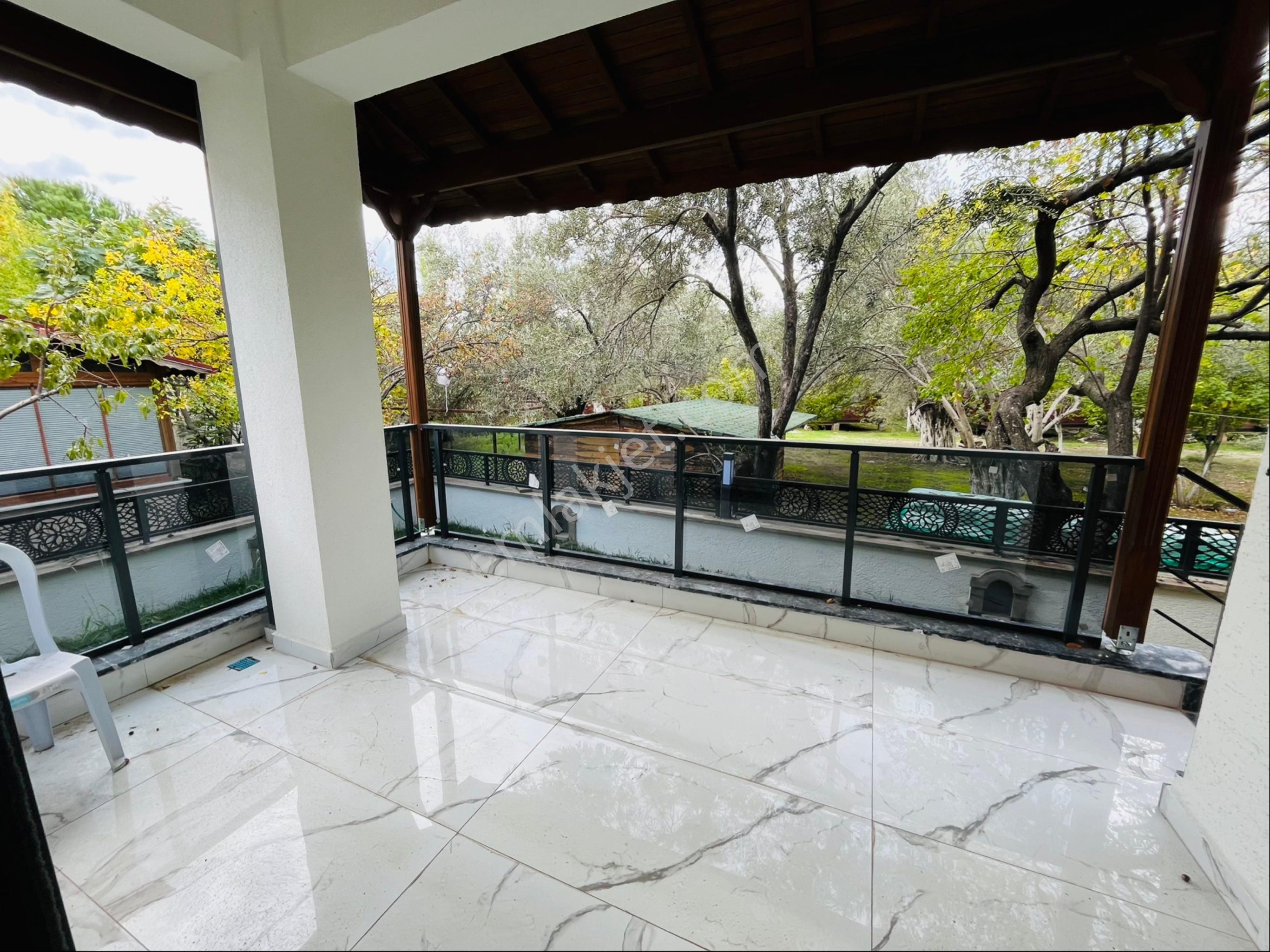 Altınoluk Avcılar Altı Bölgesinde Denize 100 Metre Yerden Isıtmalı Bahçeli Son Kalan Lüx 4+1 Villa - Görsel 13