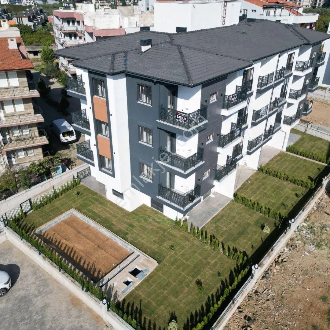 Kuşadası Davutlar’da Satılık 2+1 | Havuzlu Deniz Manzaralı Daire