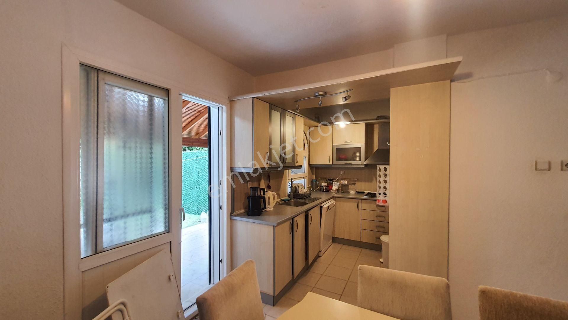 Çeşme Ilıca'da Plaja 50 Metre Mesafede Turizm Ruhsatlı Müstakil Dubleks 100m2 - Görsel 11