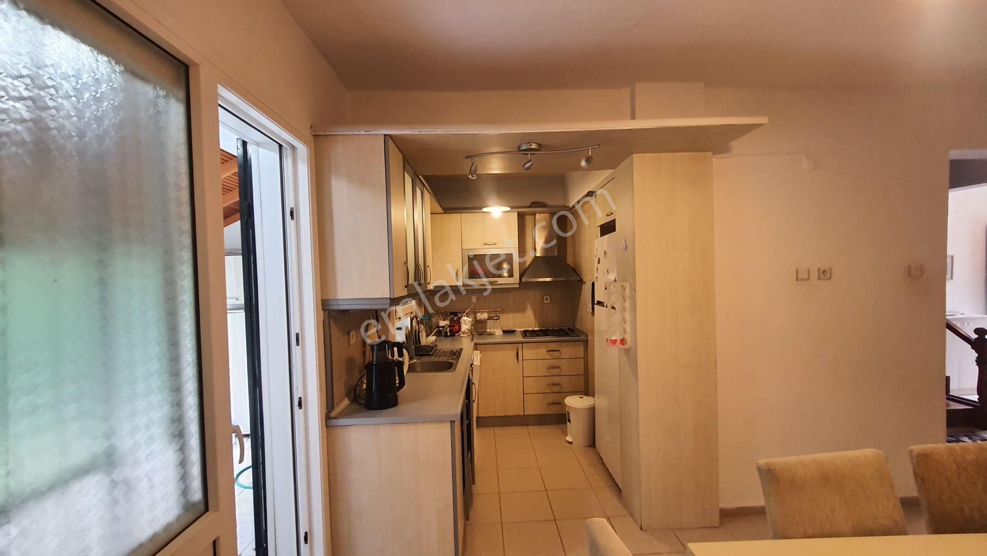 Çeşme Ilıca'da Plaja 50 Metre Mesafede Turizm Ruhsatlı Müstakil Dubleks 100m2 - Görsel 12