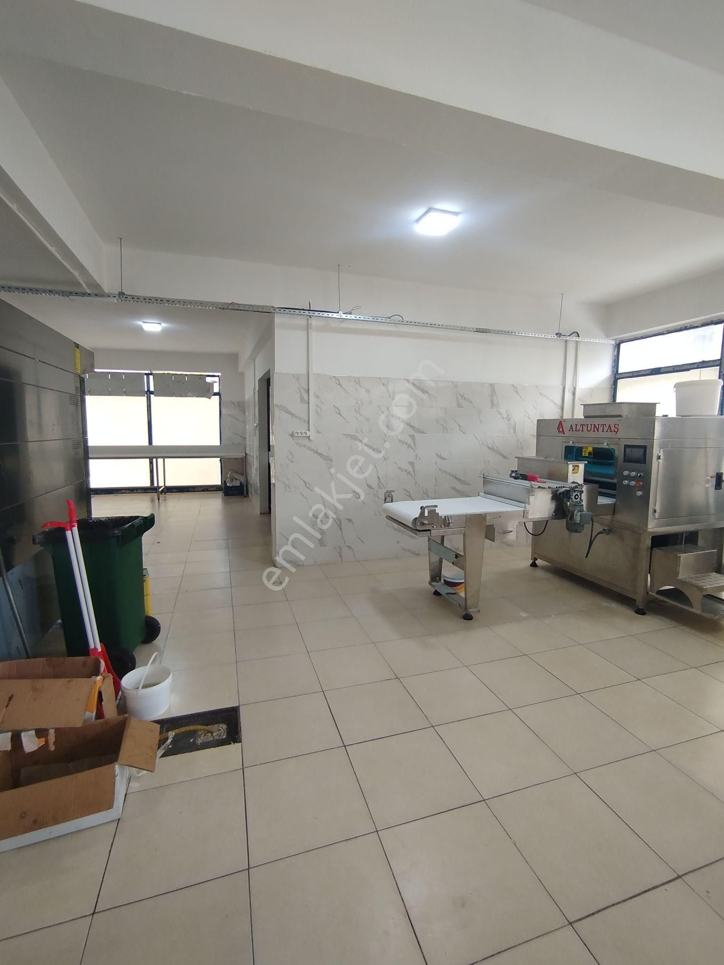 Köşe Konumlu 3 Cepheli Satılık İş Yeri - Görsel 3