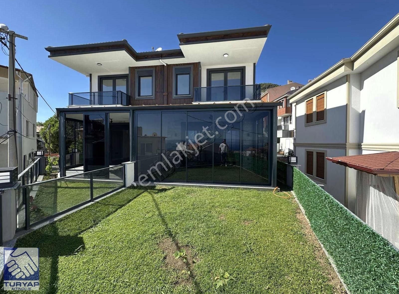 Altınoluk'ta Satılık Deniz Manzaralı 3+1 Sıfır Villa