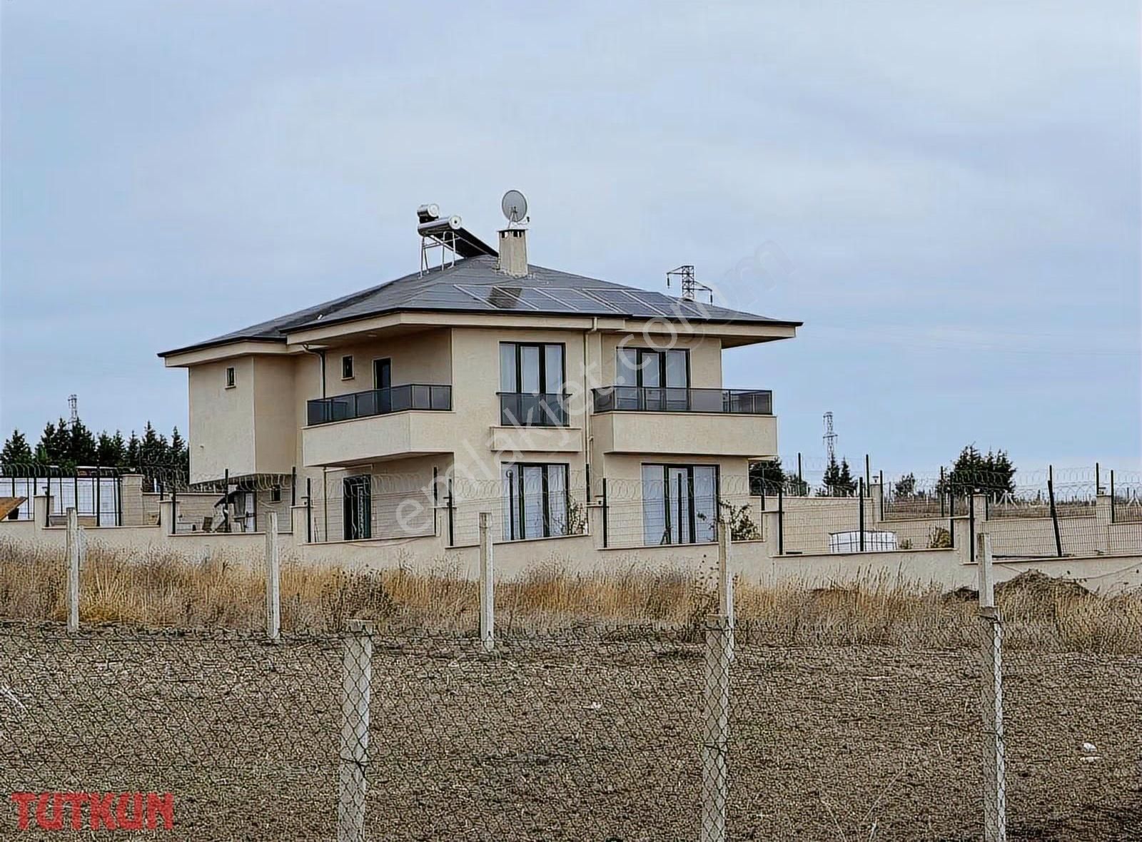 Acil Satılık Konut İmarlı Cadde Cephe Arsa 250m2