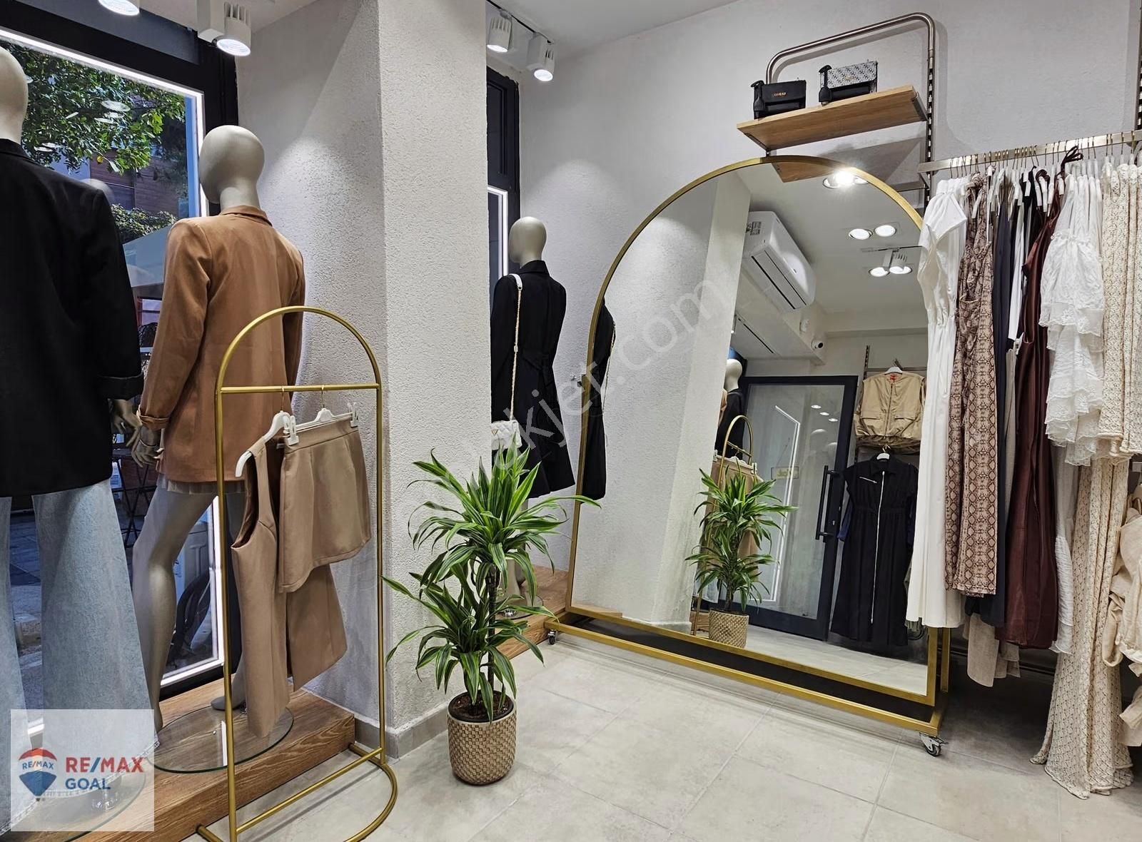 İşlek Cadde Üzeri Devren Kiralık Kadın Giyim - Aksesuar Mağazası