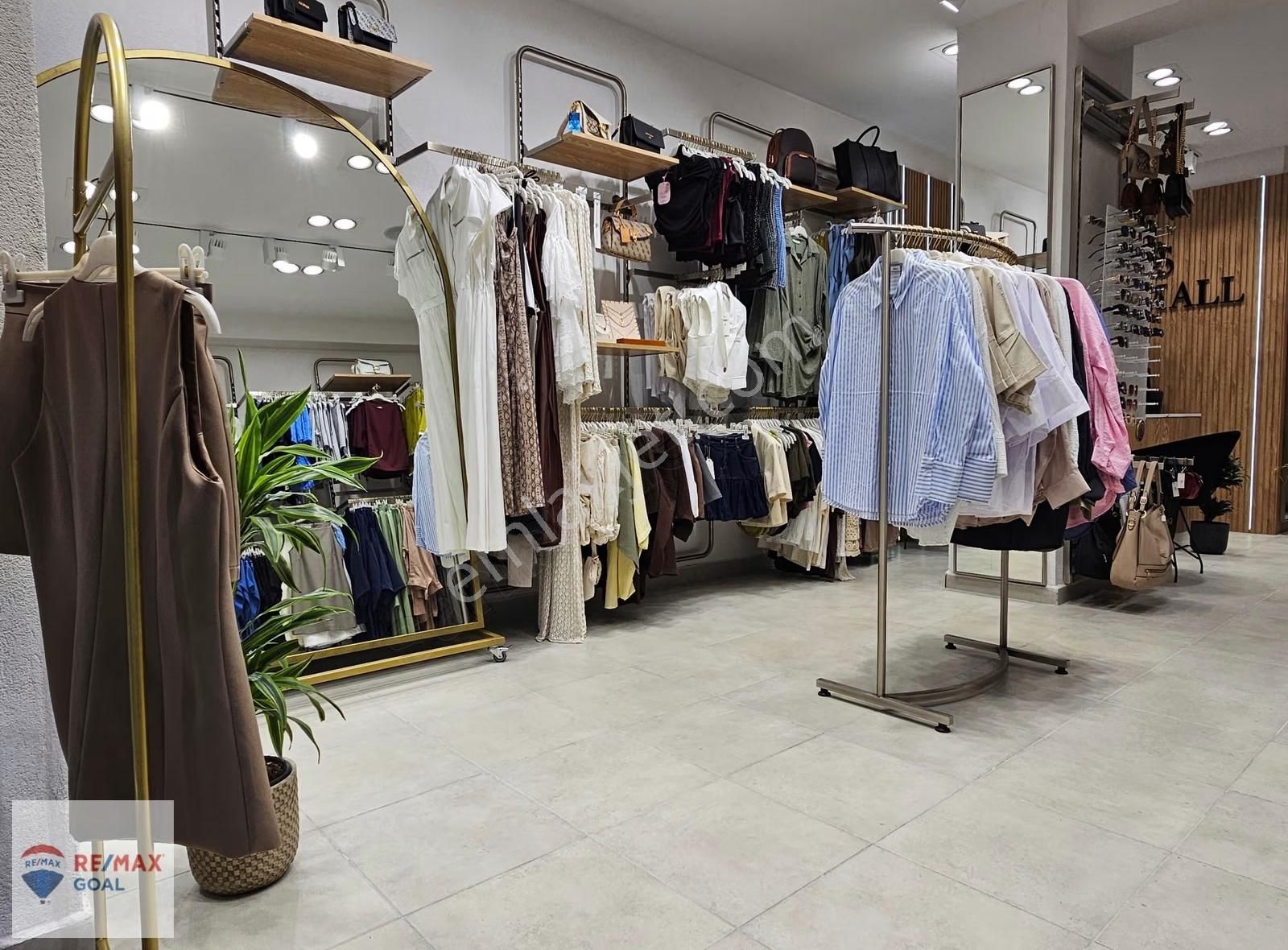 İşlek Cadde Üzeri Devren Kiralık Kadın Giyim - Aksesuar Mağazası - Görsel 11