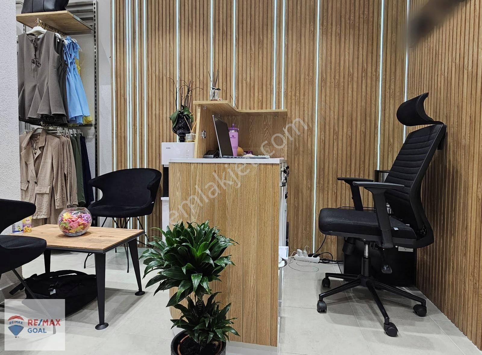 İşlek Cadde Üzeri Devren Kiralık Kadın Giyim - Aksesuar Mağazası - Görsel 4