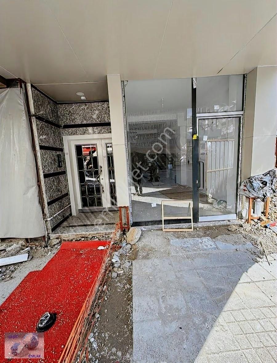 Haznedar Trafiğe Kapalı Yürüyüş Yolunda Kıymetli Dükkan