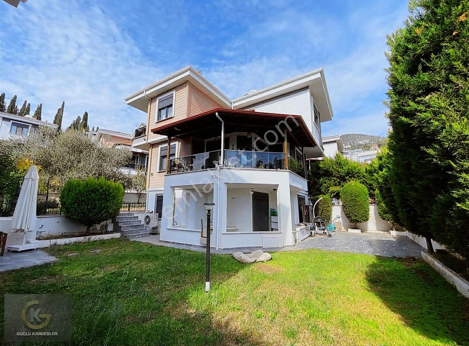 Güçlü Kardeşler Altınoluk Merkezde 300m2 Arsa İçerisinde Villa