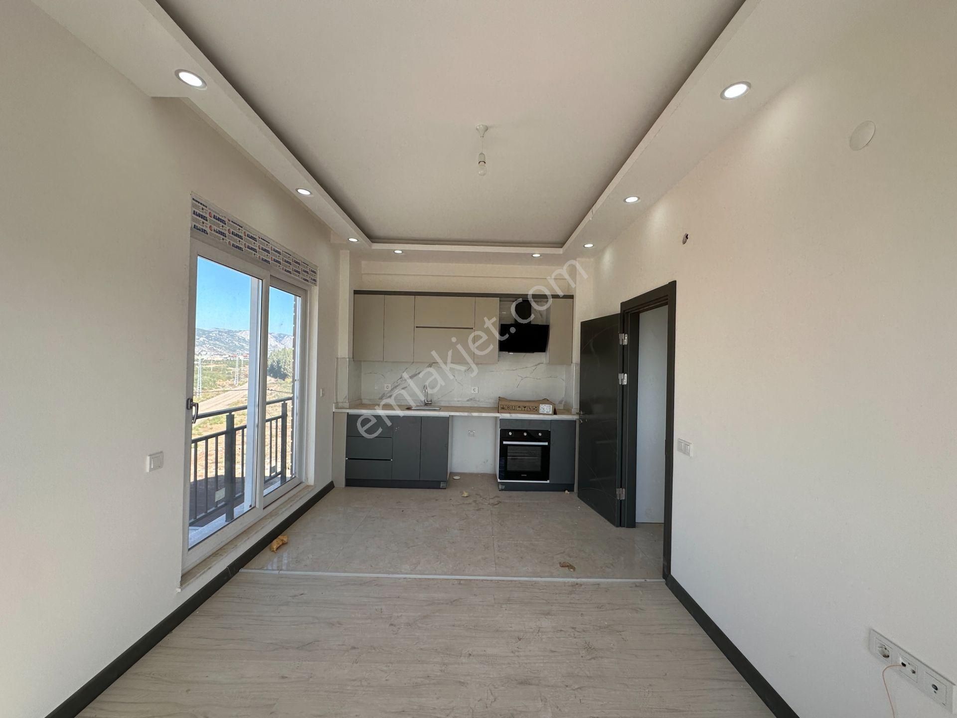 Kaan'dan...çıplaklı'da Üniversite Yakını 1+1 2. Kat Sıfır Daire.