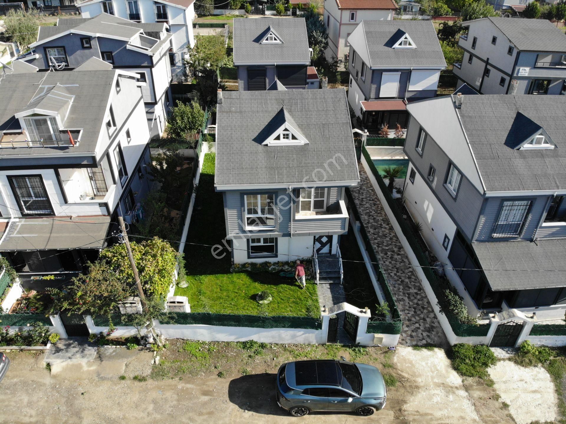 Yeniçiftlik Merkezi Konumda Kombi Petek Hazır 5+1 Müstakil Villa