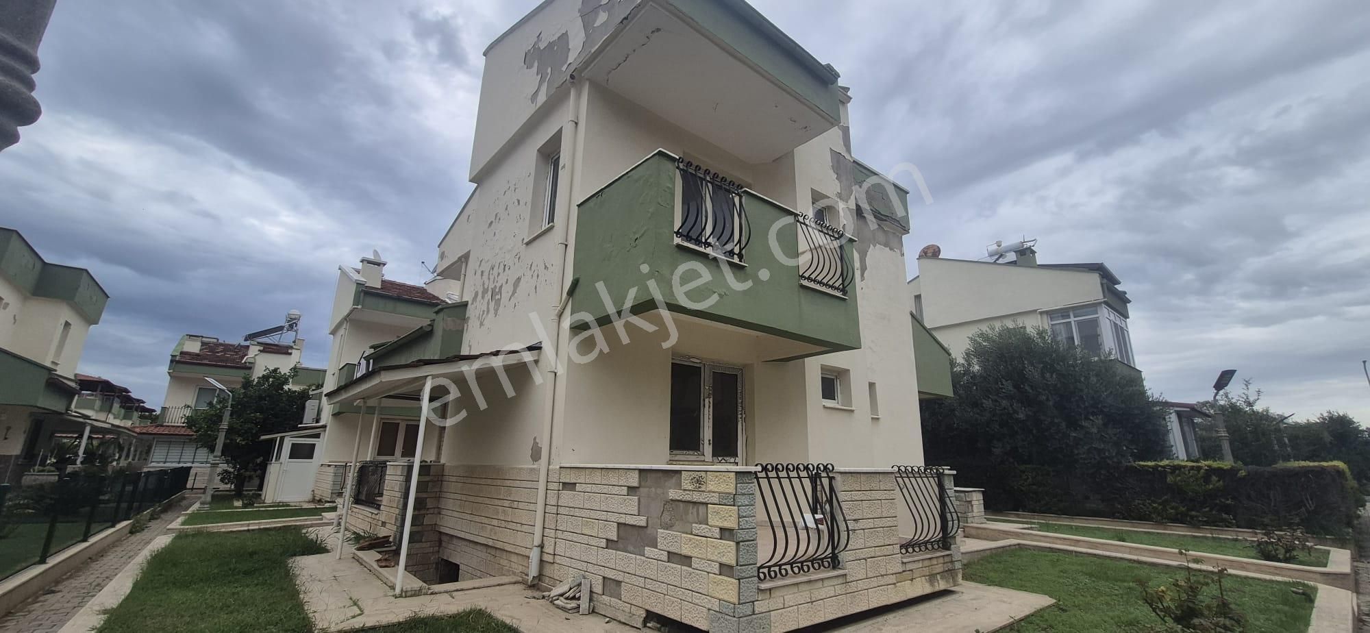 İzmir Selçuk'ta Pamucak Sahiline Yürüme Mesafesınde Pamucak Port Sitesinde Müstakil Villa