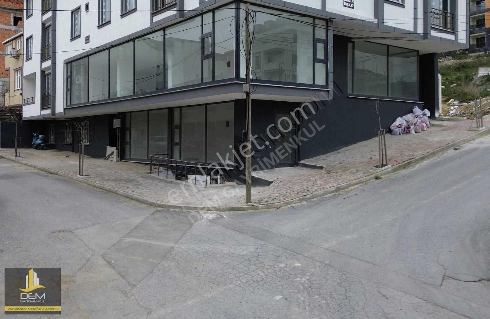 Arnavutköy Taşoluk-vadipark Bölgesinde Kiralık 300m2 Dükkan