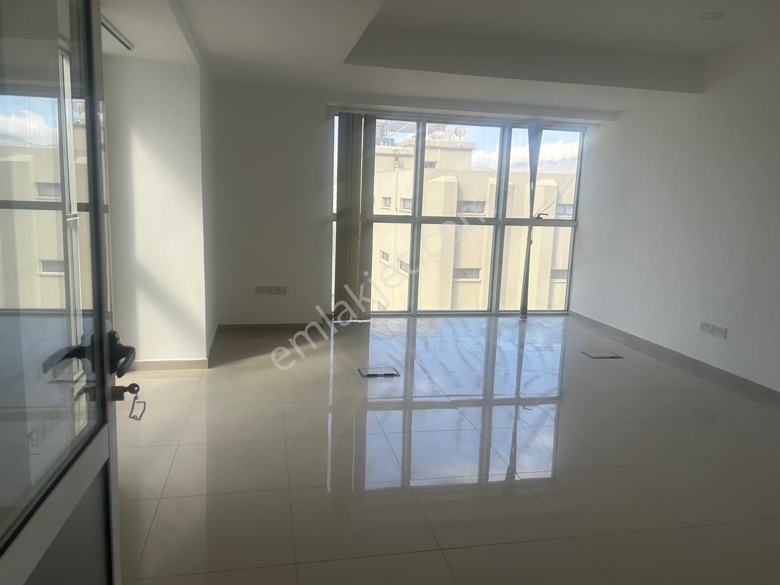 Lefkoşa Bakanlıklar Bölgesi Kiralık Yeni 220 M2 Ve 148 M2 Den Ticariizinli Ofisler. - Görsel 19