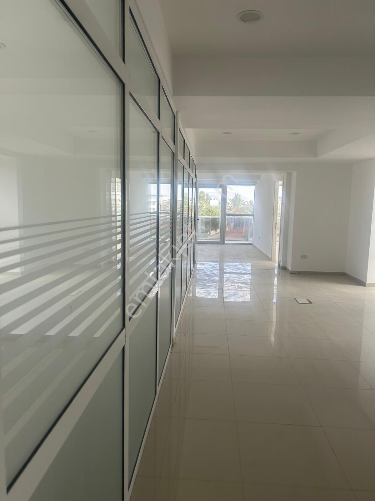 Lefkoşa Bakanlıklar Bölgesi Kiralık Yeni 220 M2 Ve 148 M2 Den Ticariizinli Ofisler. - Görsel 14