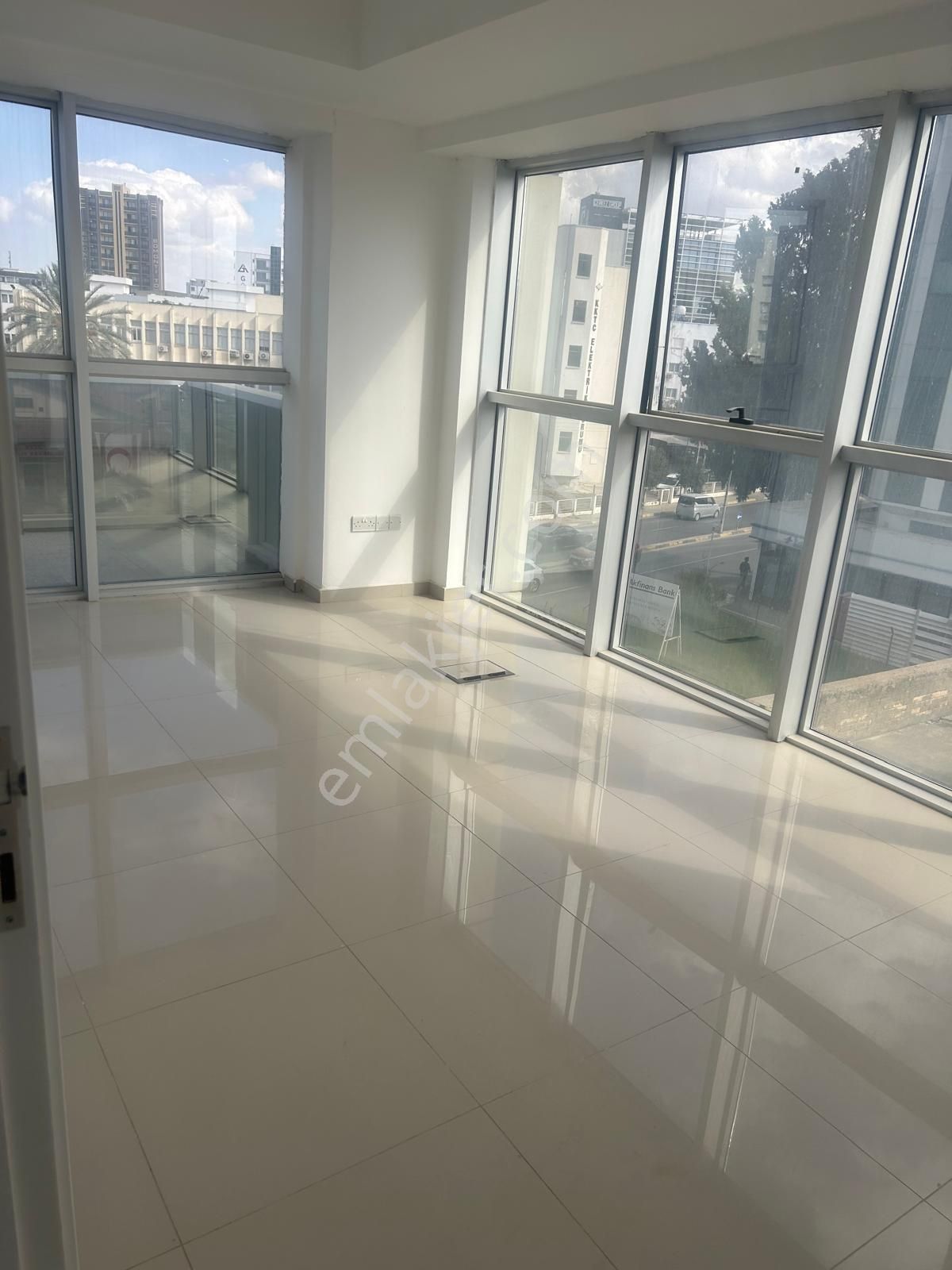 Lefkoşa Bakanlıklar Bölgesi Kiralık Yeni 220 M2 Ve 148 M2 Den Ticariizinli Ofisler. - Görsel 18