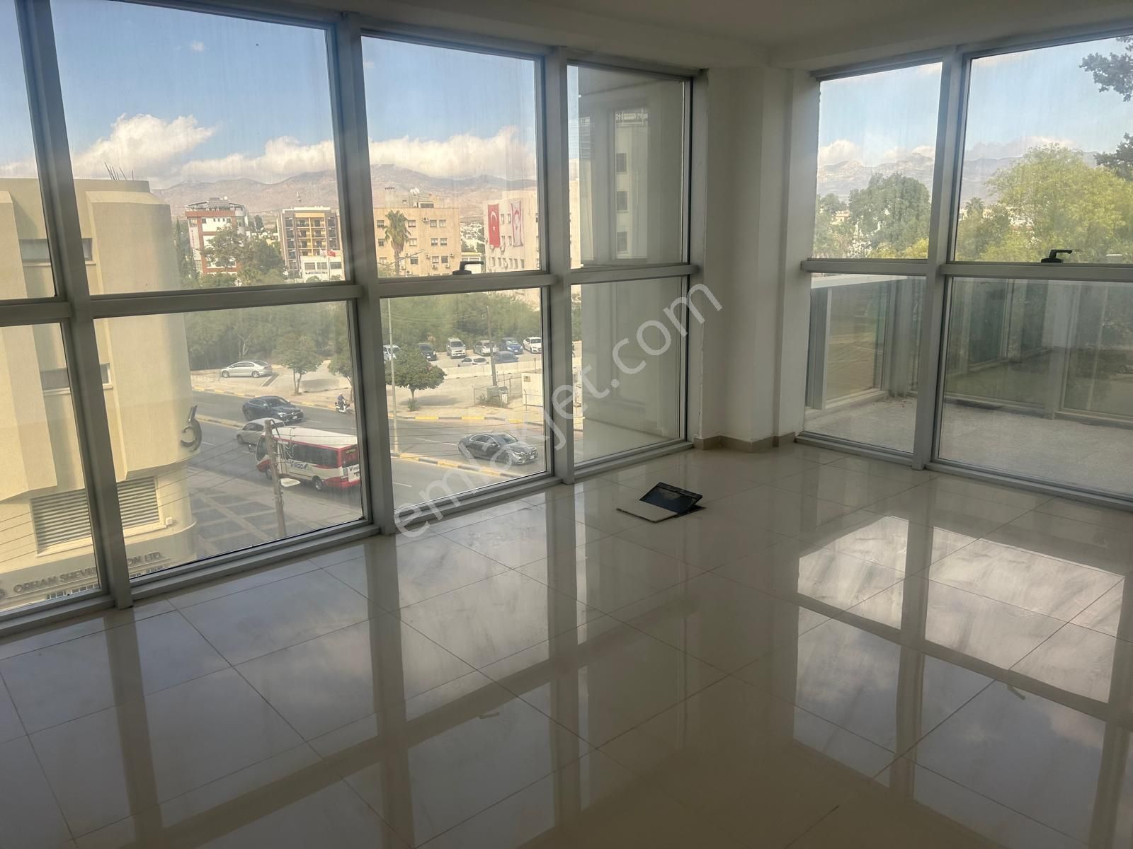 Lefkoşa Bakanlıklar Bölgesi Kiralık Yeni 220 M2 Ve 148 M2 Den Ticariizinli Ofisler. - Görsel 10