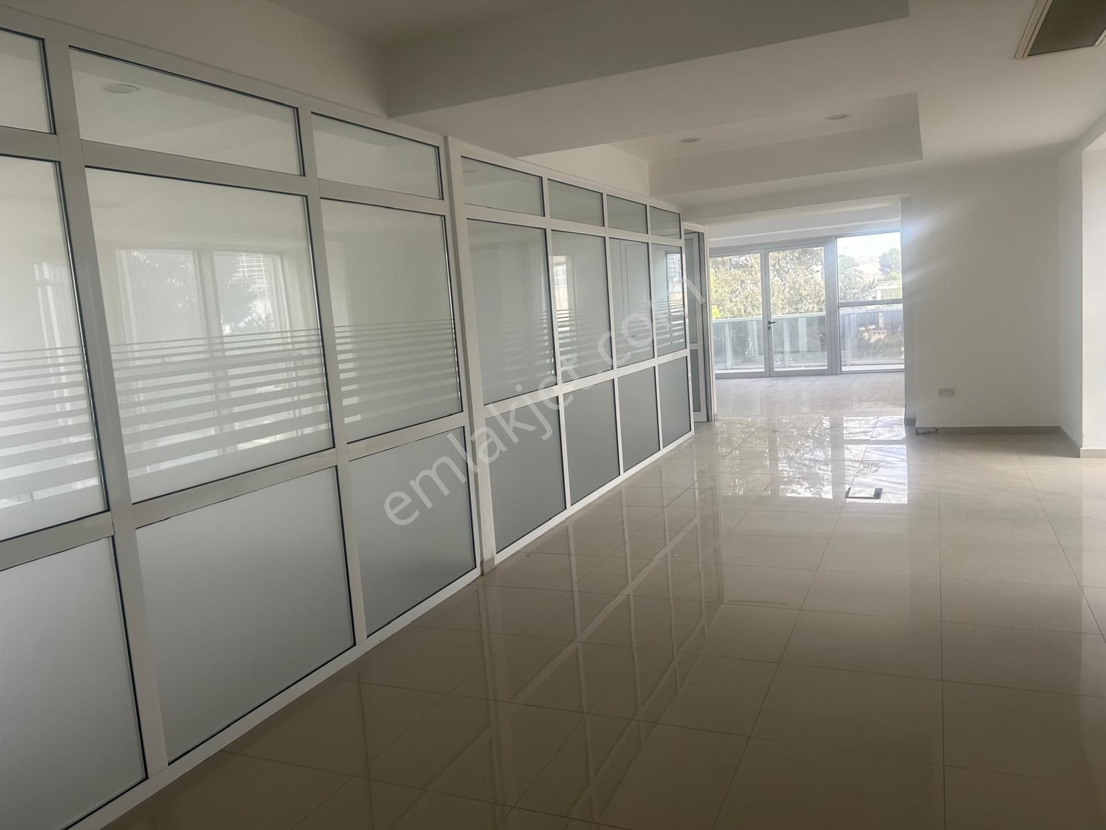 Lefkoşa Bakanlıklar Bölgesi Kiralık Yeni 220 M2 Ve 148 M2 Den Ticariizinli Ofisler. - Görsel 20