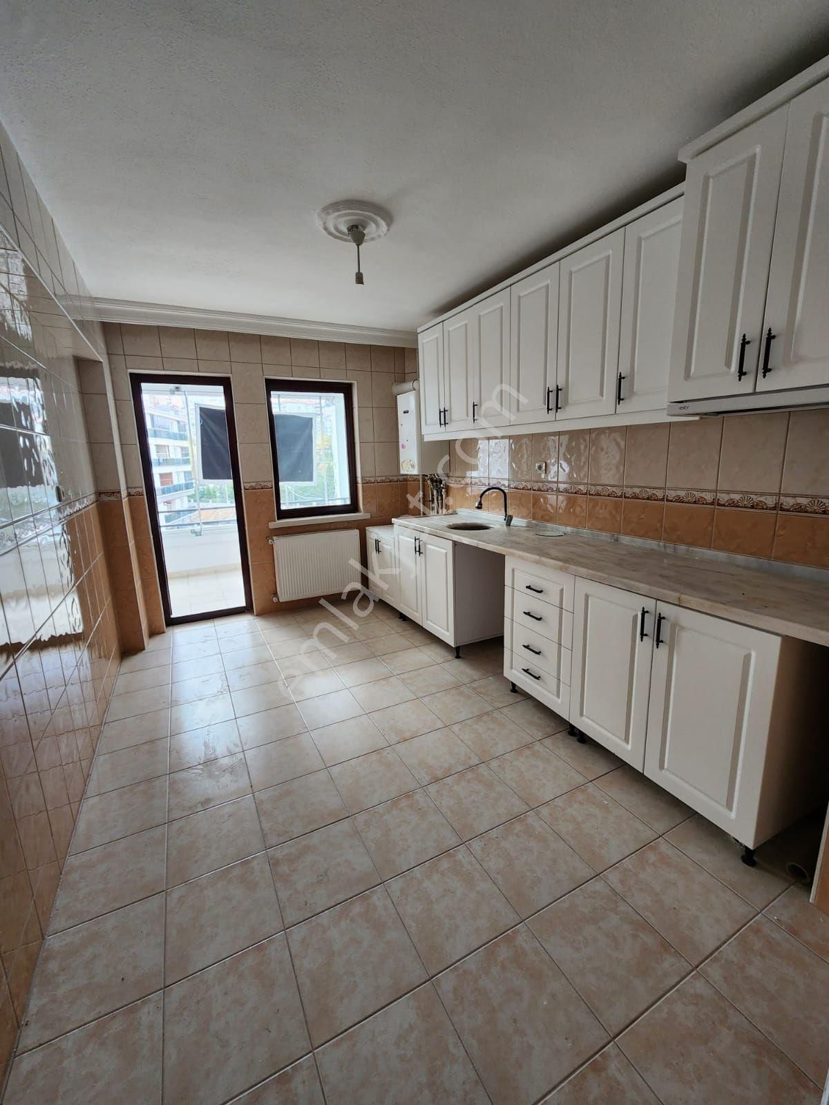 Gül Emlaktan 1.kat 3+1 Park Manzarılı Yapılı Masrafsız Daire