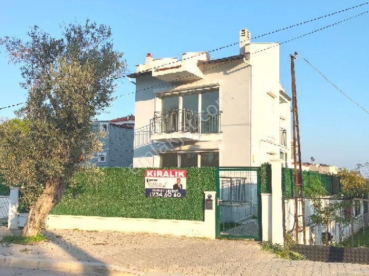 Urla Çeşmealtı Denizli Mah. Kiralık 4+1 Tripleks Villa