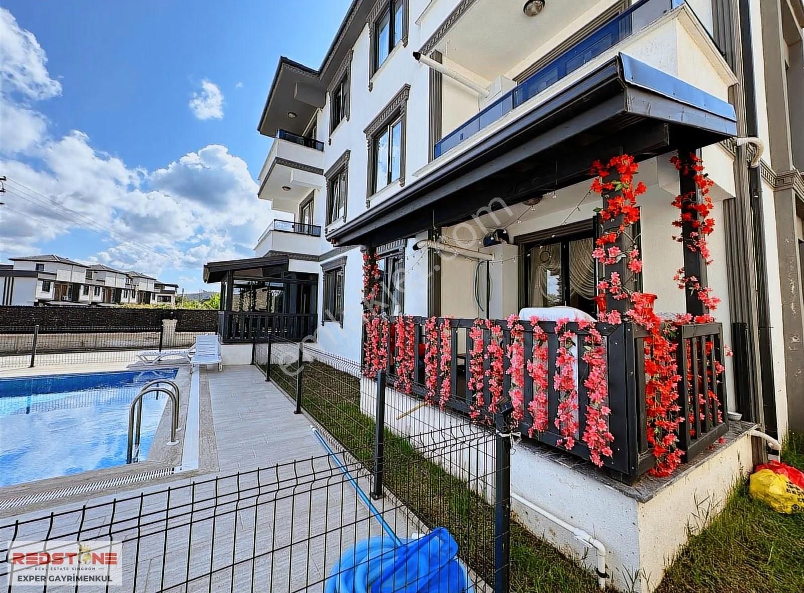 Havuzlu Sitede Verandalı Kombili Eşyalı Geniş 2+1 Yazlık Daire