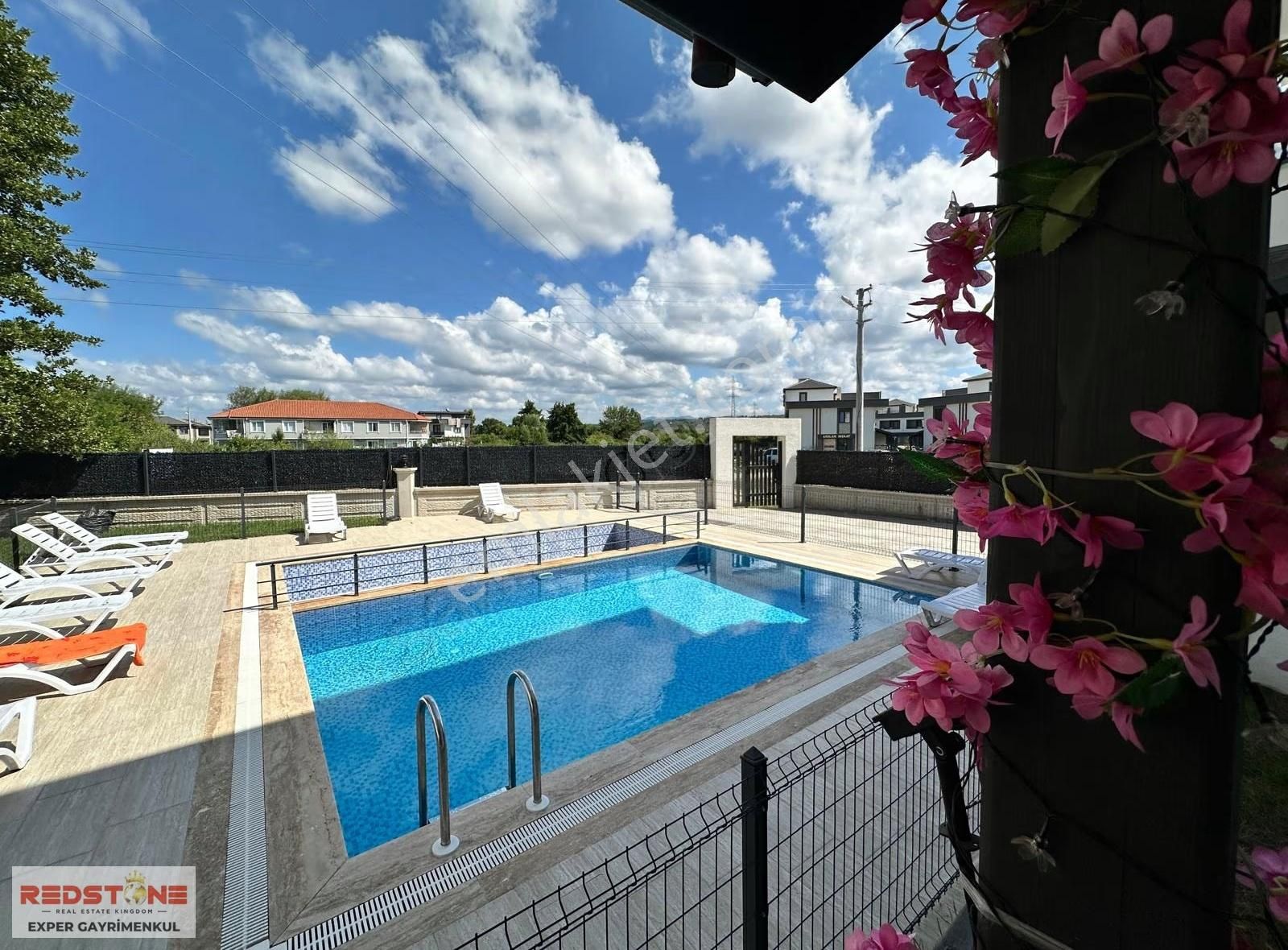 Havuzlu Sitede Verandalı Kombili Eşyalı Geniş 2+1 Yazlık Daire - Görsel 14