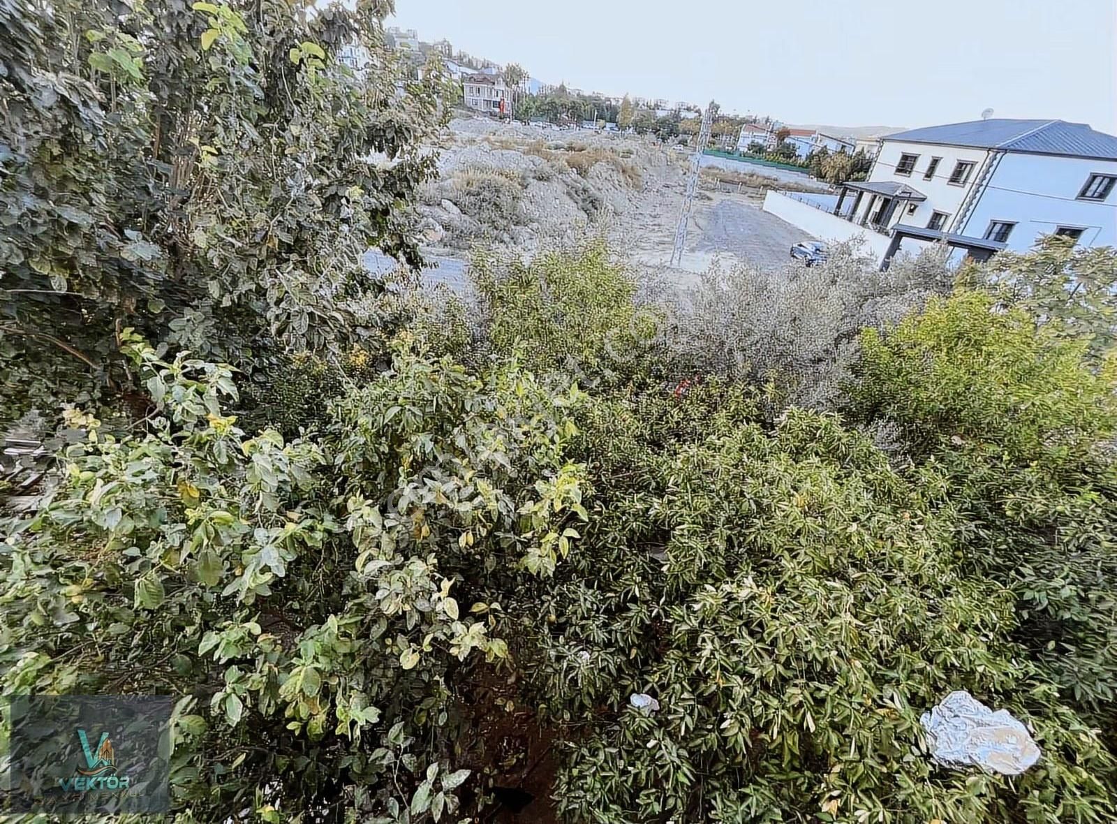 Karslılarda 600 M2 Arsa İçinde Satılık 4 Katlı Ev - Görsel 7