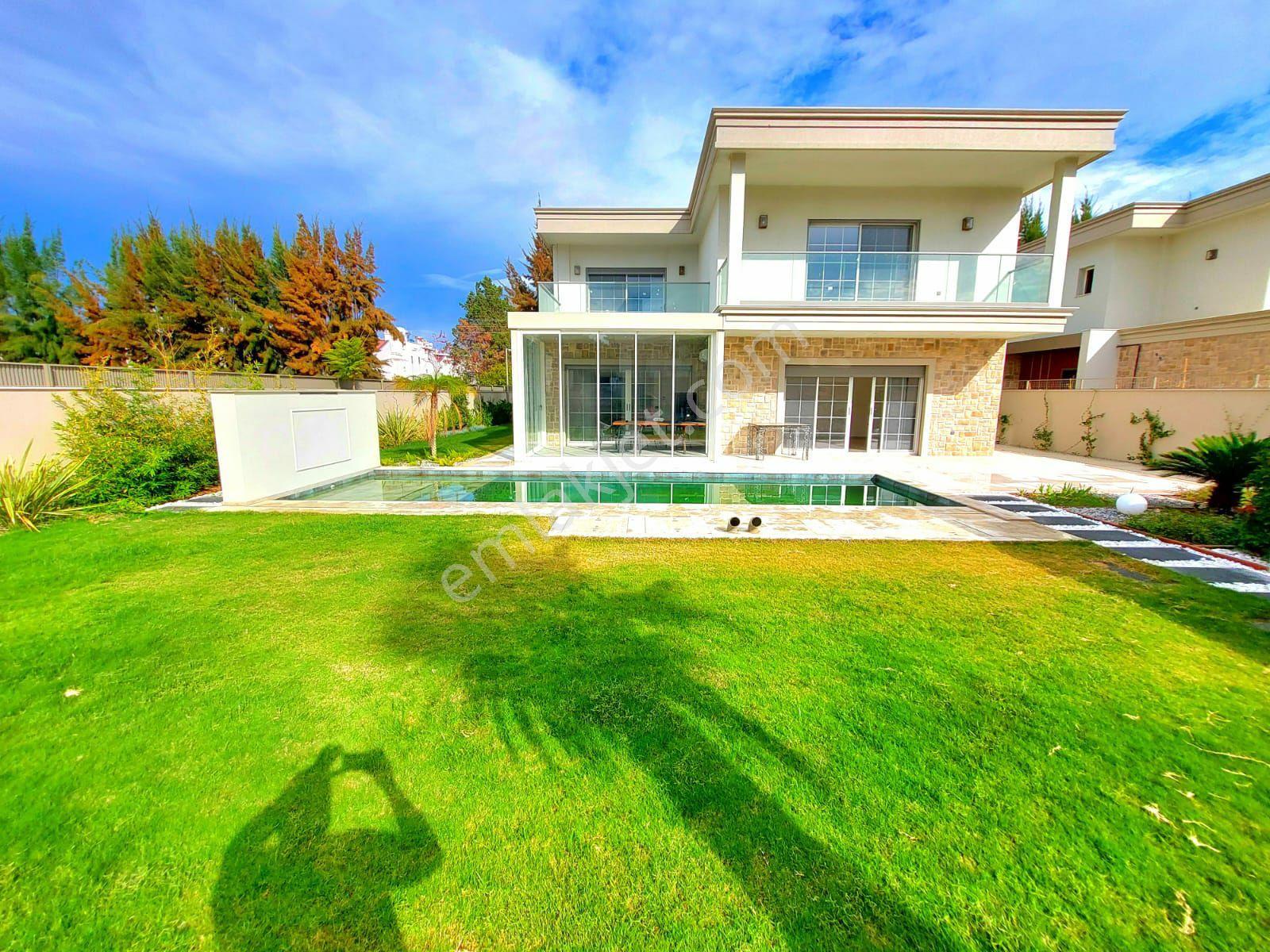 Kuşadasında Plaja 200 Mt. Özel Havuzlu 4+1 Sıfır Villa