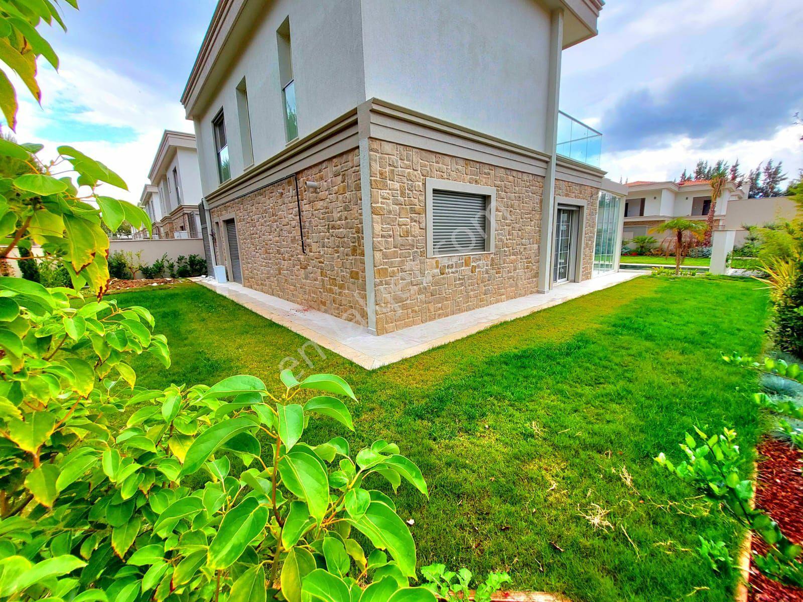 Kuşadasında Plaja 200 Mt. Özel Havuzlu 4+1 Sıfır Villa - Görsel 30