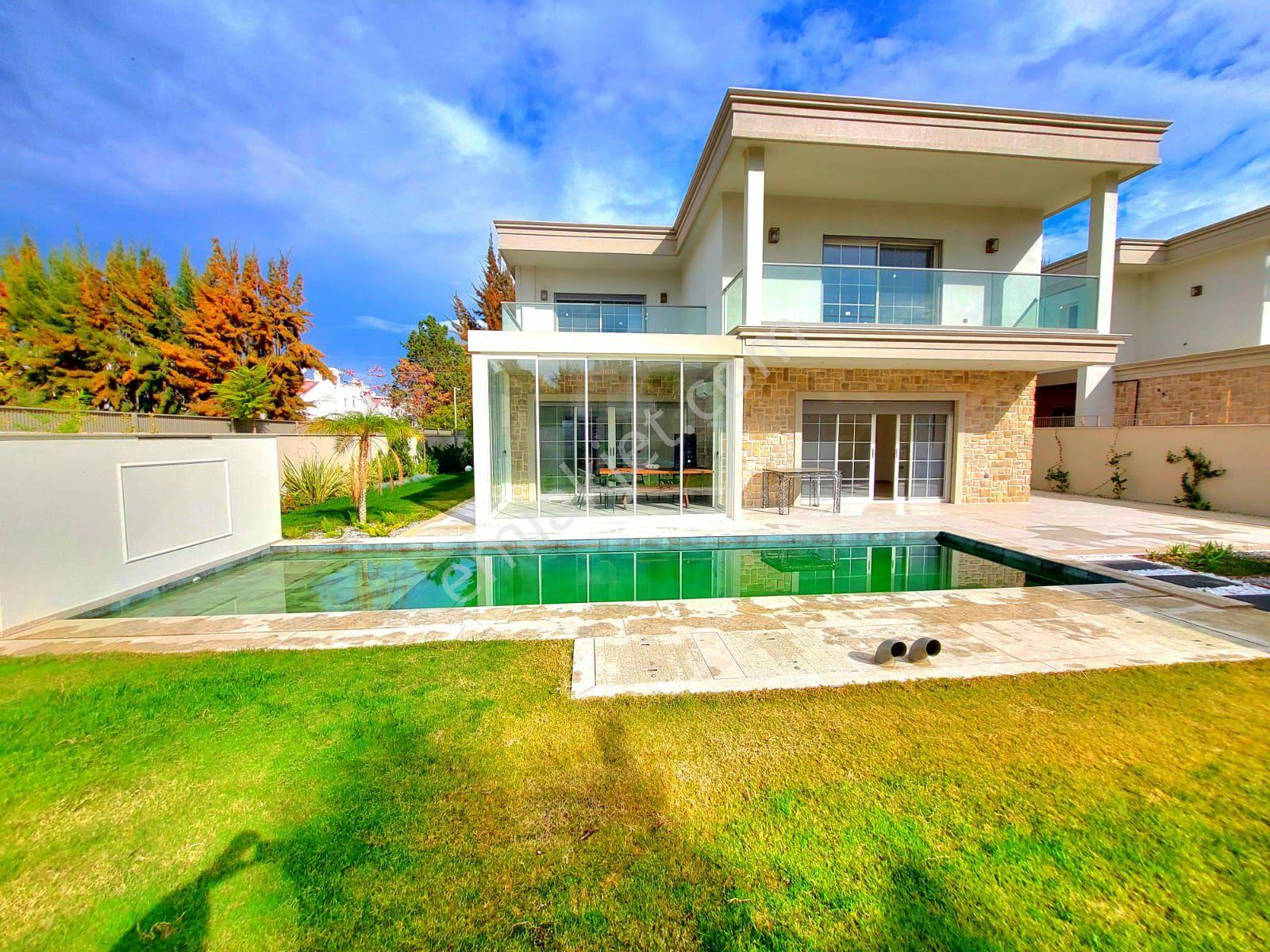 Kuşadasında Plaja 200 Mt. Özel Havuzlu 4+1 Sıfır Villa - Görsel 18